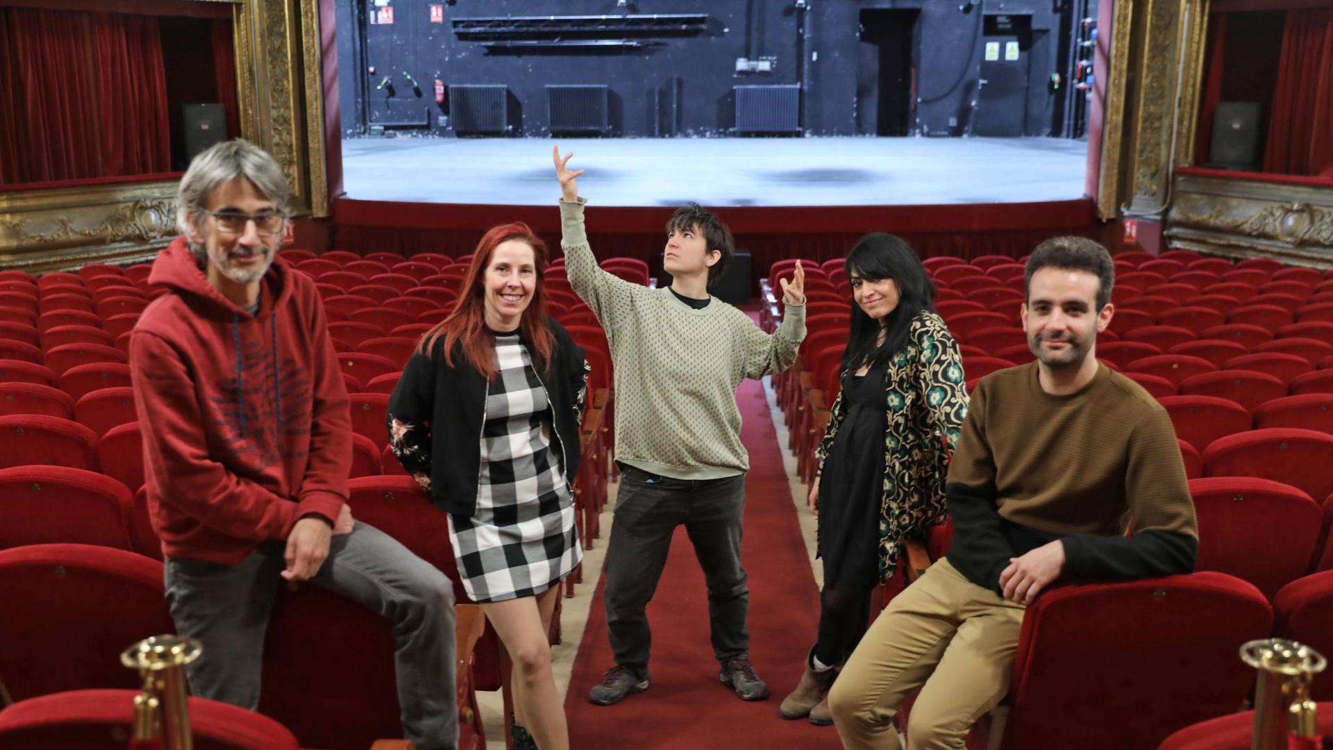 Patxi Larrea (director), Adriana Olmedo (productora), Garazi San Martín, Nerea Bonito y Pablo Cañete, en el Teatro Gayarre