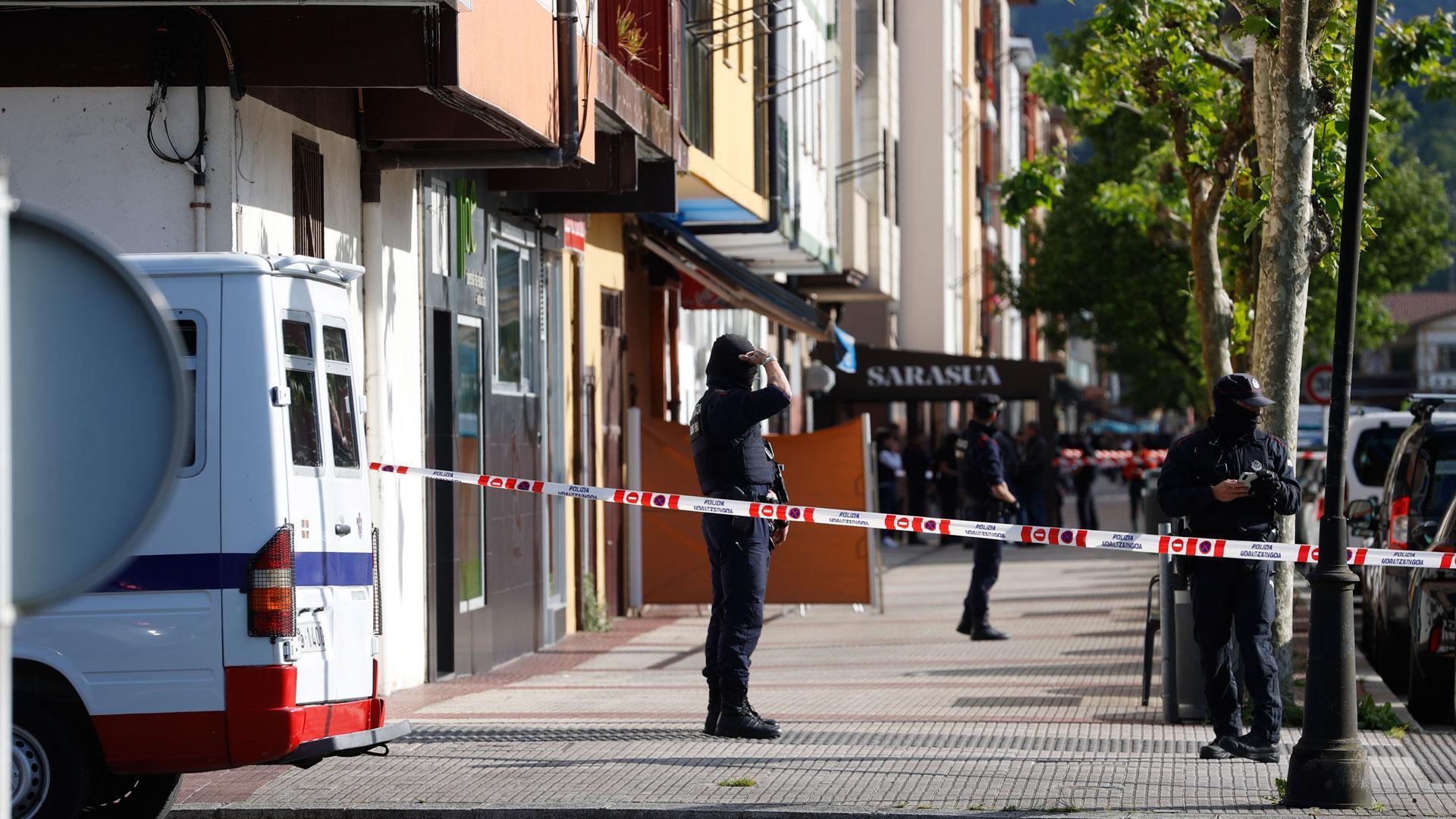 Dos personas han fallecido este martes como consecuencia de una explosión registrada al parecer en una calle del municipio guipuzcoano de Orio, ha informado el departamento vasco de Seguridad