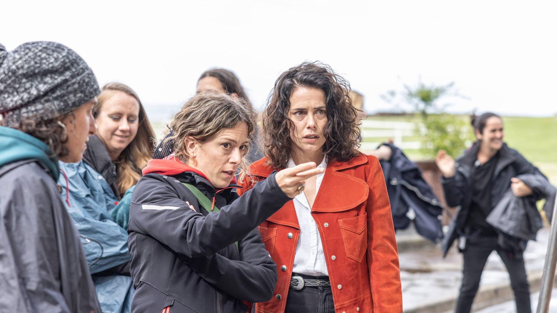 Andrea Jaurrieta da instrucciones a Patricia López Arnaiz en el rodaje de Nina, ayer, en Bermeo (Bizkaia)