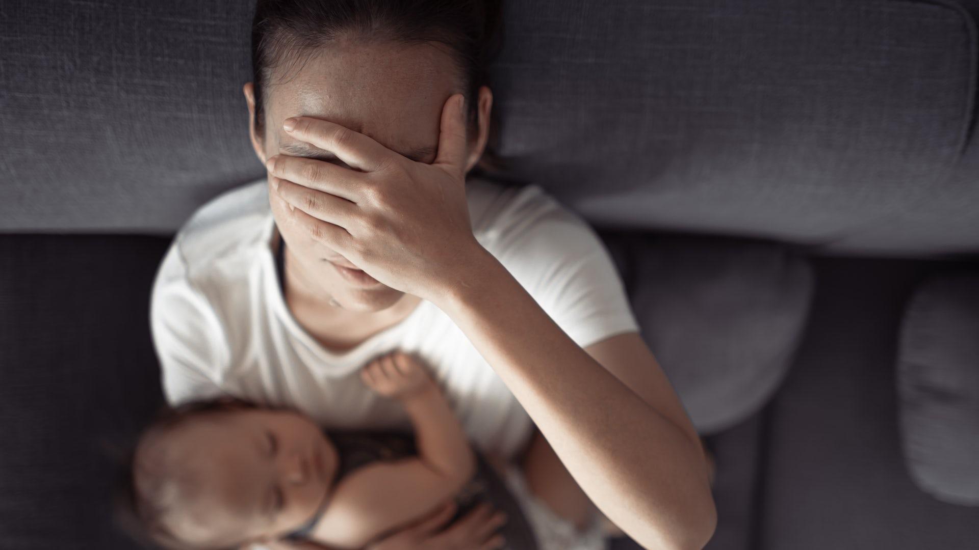 La madre deprimida también sufre insomnio y no consigue descansar ni reducir la fatiga