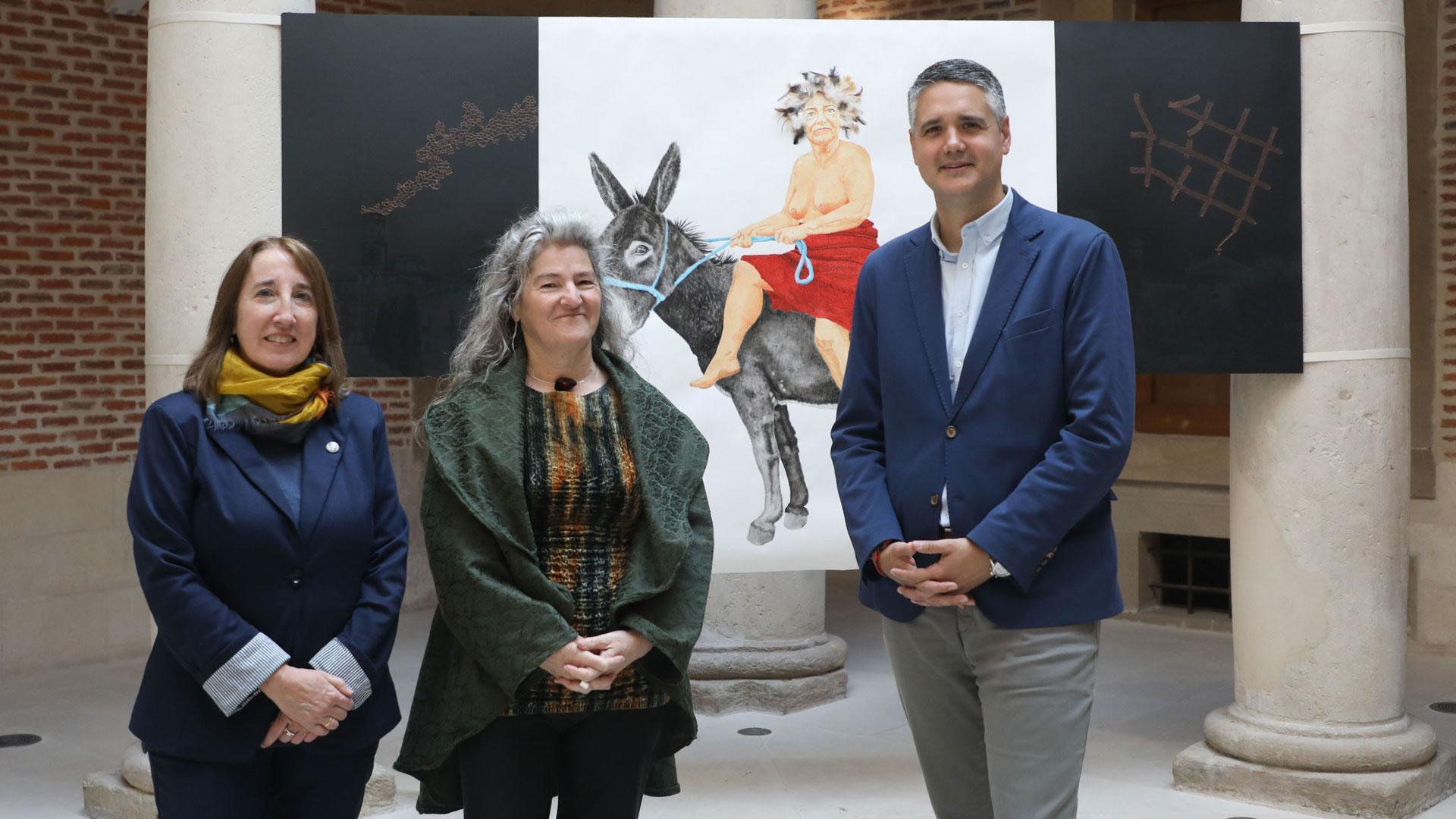 De izqda. a dcha: La directora del servicio de Museos, Susana Irigaray; la artista Angela Moreno; y el director general de Cultura, Ignacio Apezteguía