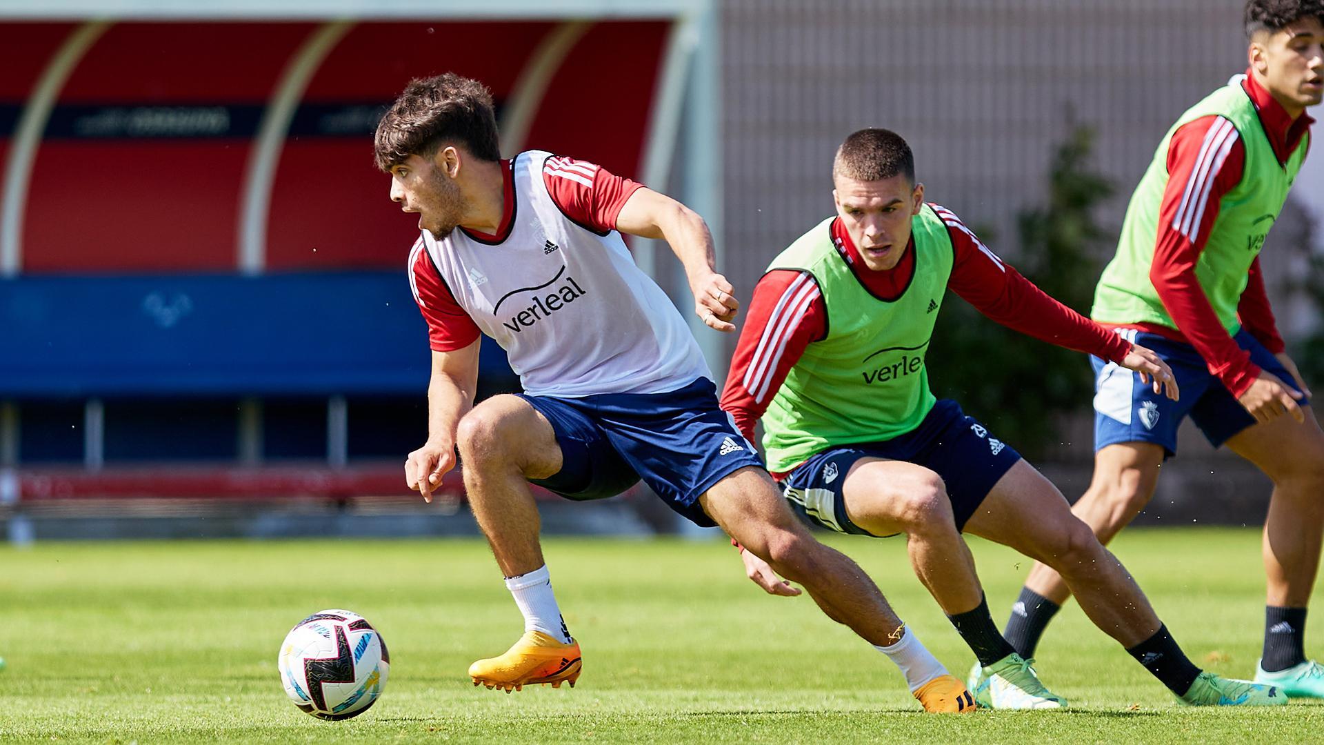 Ez Abde trata de regatear a Diego Moreno durante el entrenamiento de este miércoles en Tajonatr.