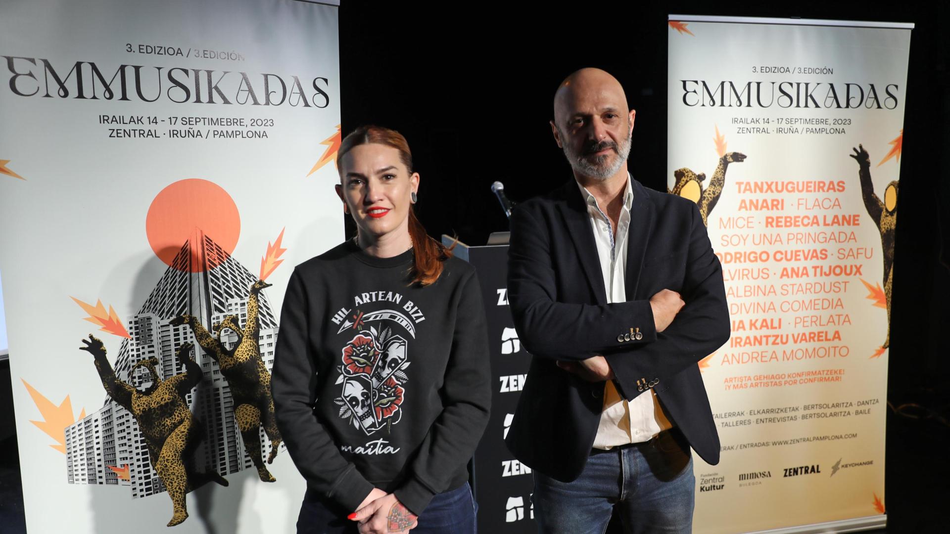 Nerea Lorón, directora artística del festival, y Javier Muruzabal, gerente de la Sala Zentral, junto al cartel de Emmusikadas, diseñado por Ardi Beltz