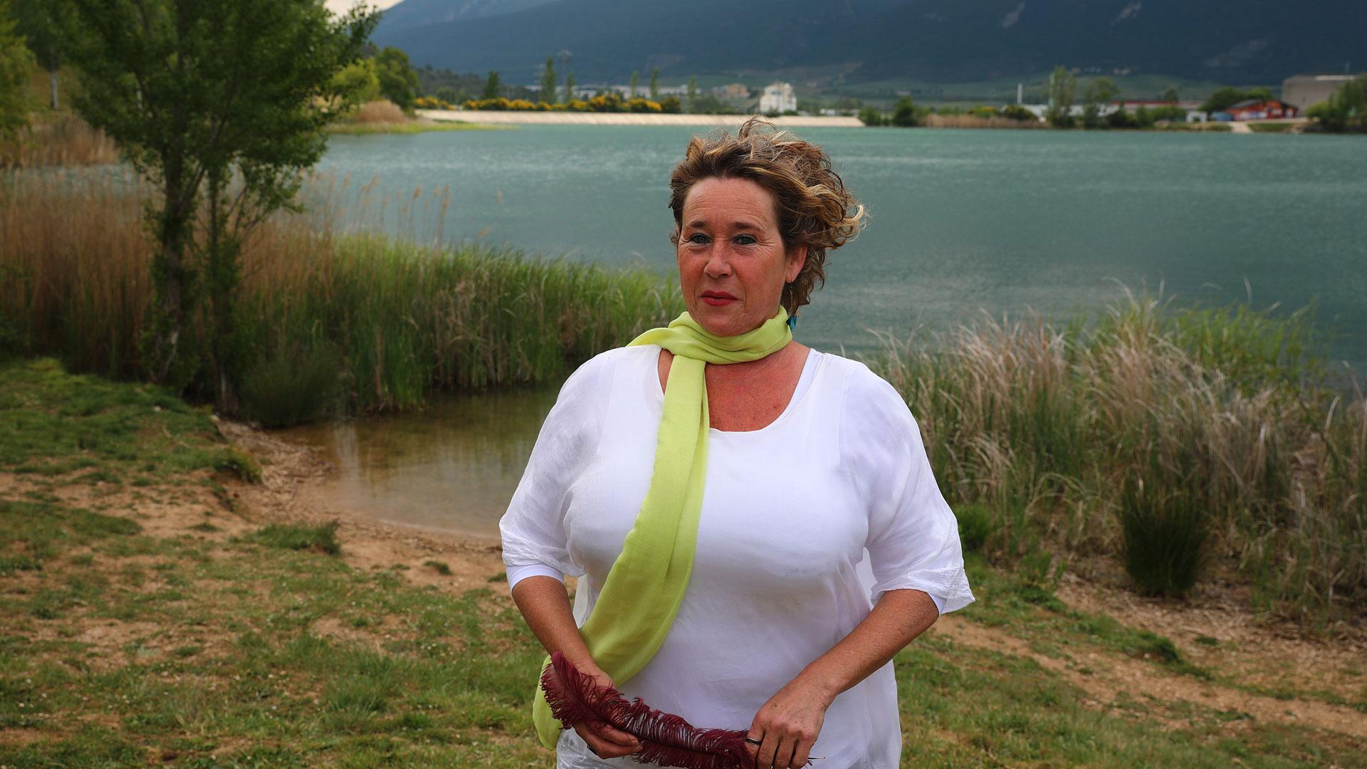 Cristina Garín Fernández, cabeza de lista de Eguzkilore al Parlamento, en la balsa de La Morea