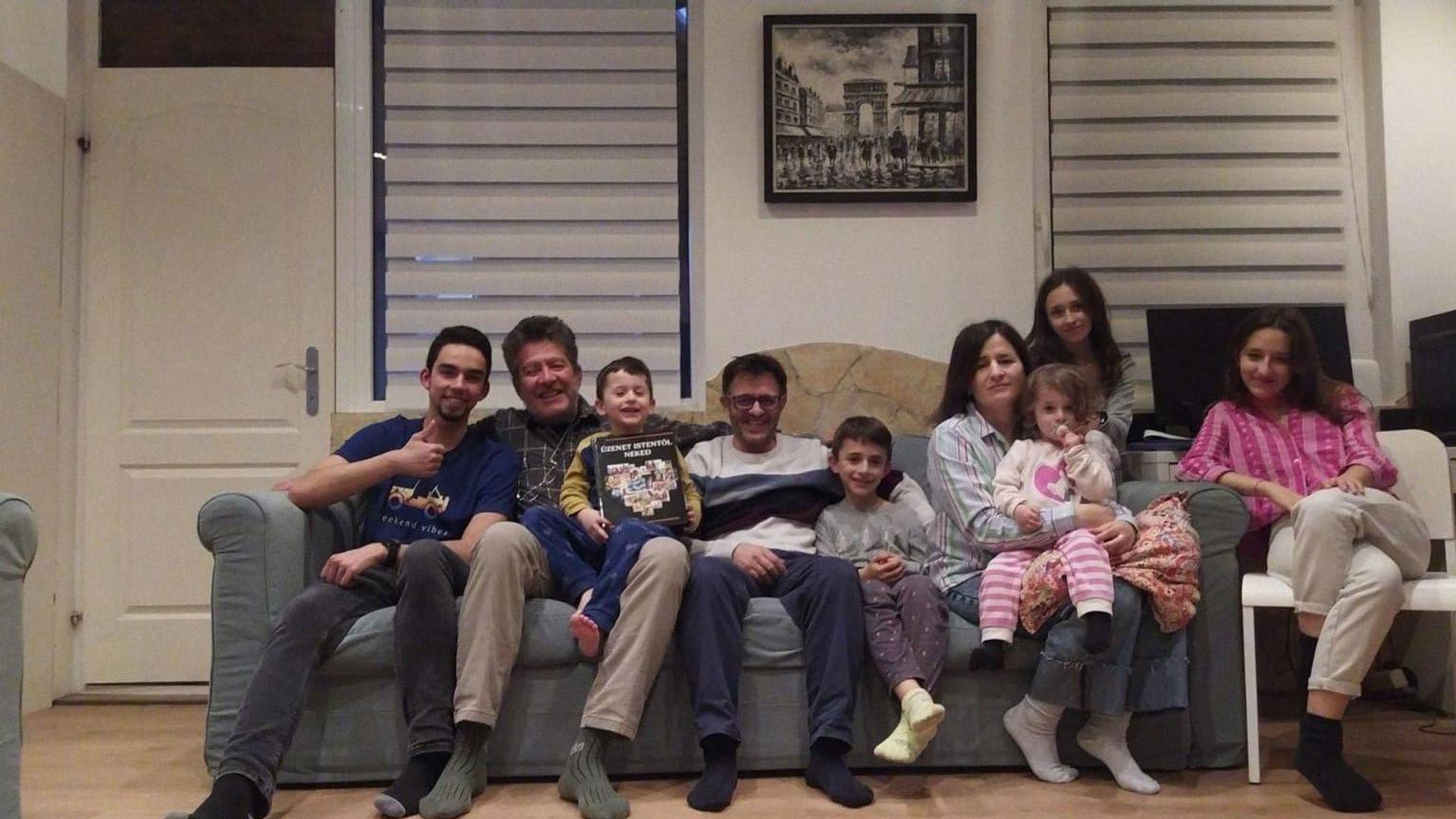 A la izquierda, Miguel Campomar y Roberto Infante, junto a parte de la familia de Chema Palacios Vallejo y Amaya Francés Zubieta, en Hungría