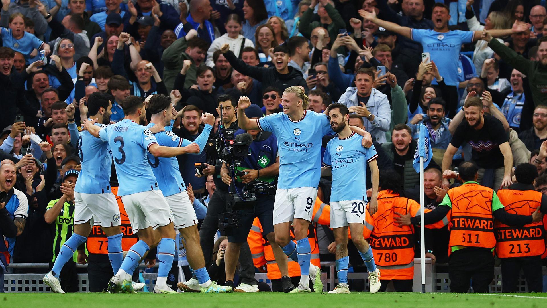 Los jugadores del City celebran uno de los goles anotados por Bernardo Silva (dcha.) contra el Real Madrid