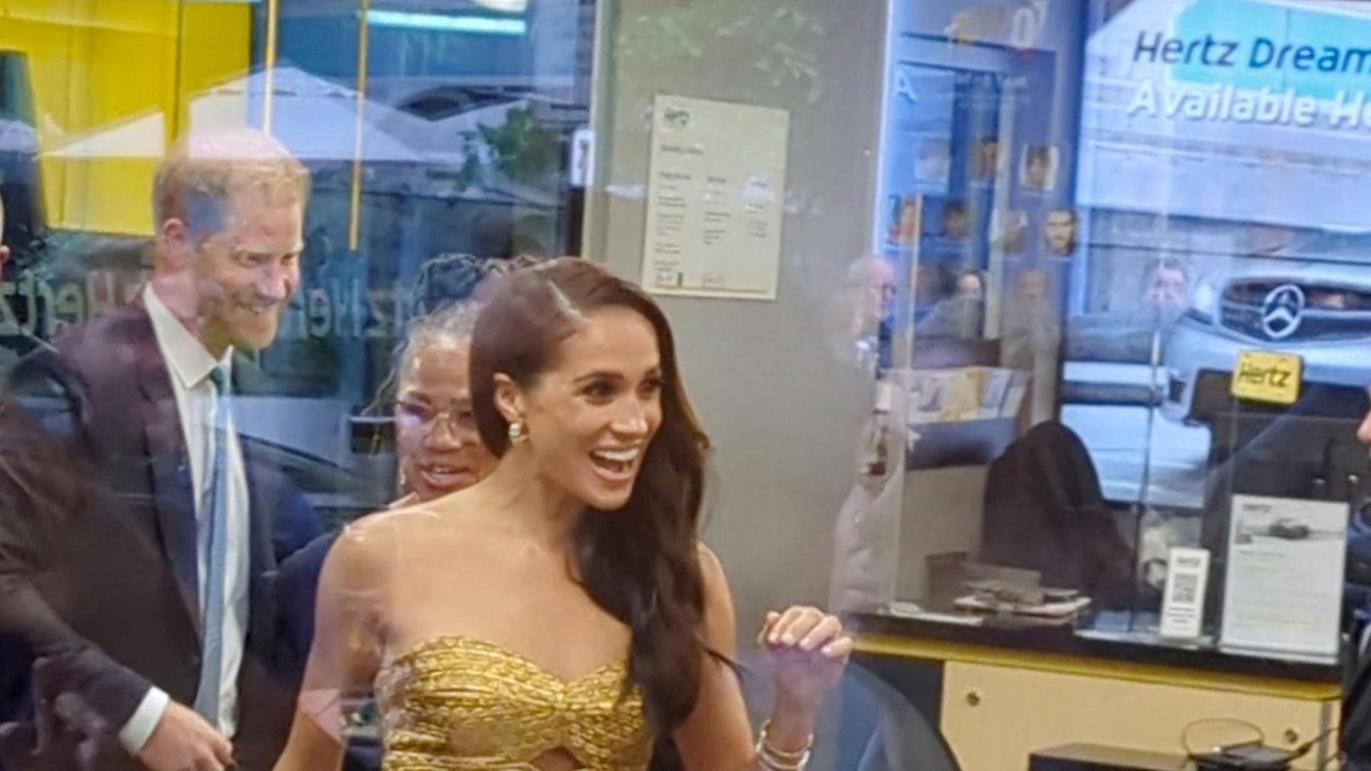 Meghan Markle seguida por el príncipe Enrique en la noche que tuvo lugar el incidente