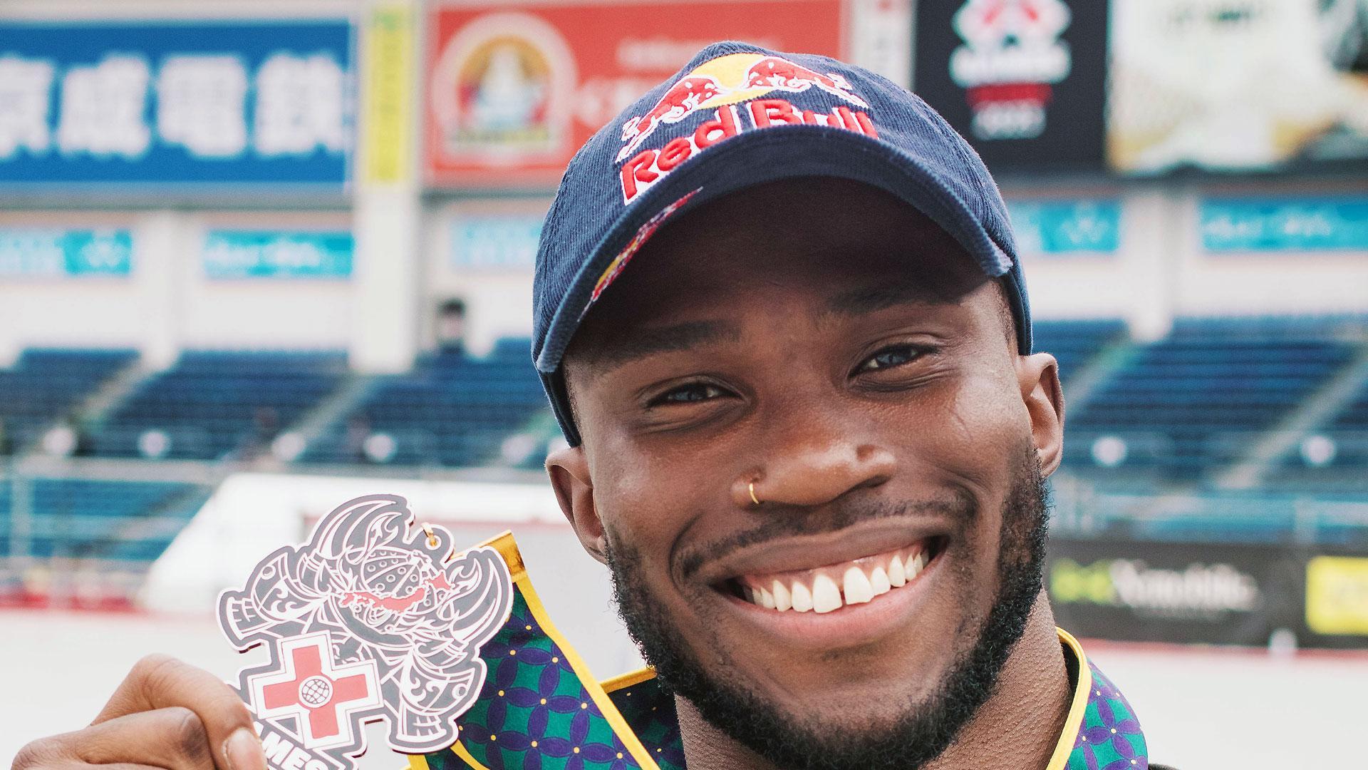 El atleta pamplonés Courage Adams posa con la medalla de plata