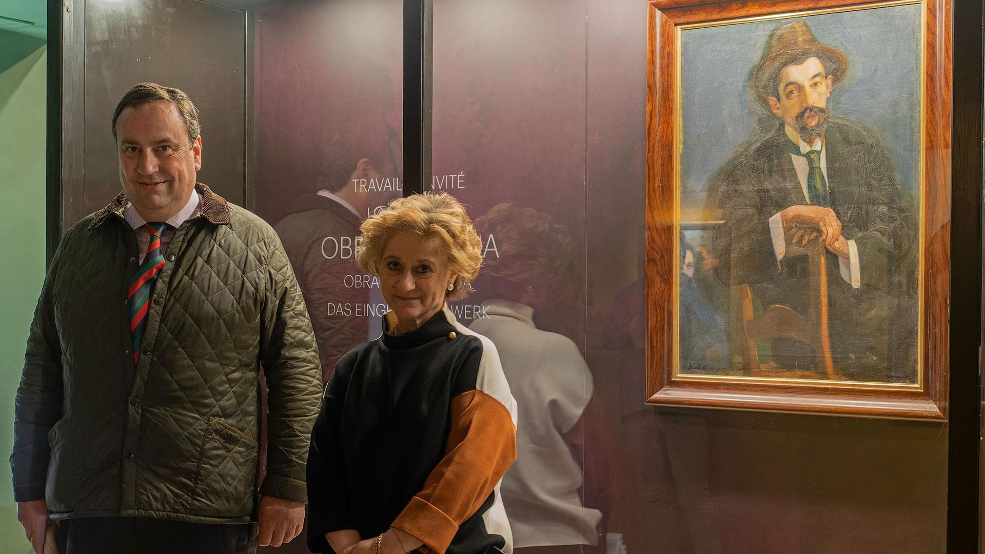Íñigo Pérez de Rada y Camino Paredes, junto al retrato que se suma a los fondos expuestos