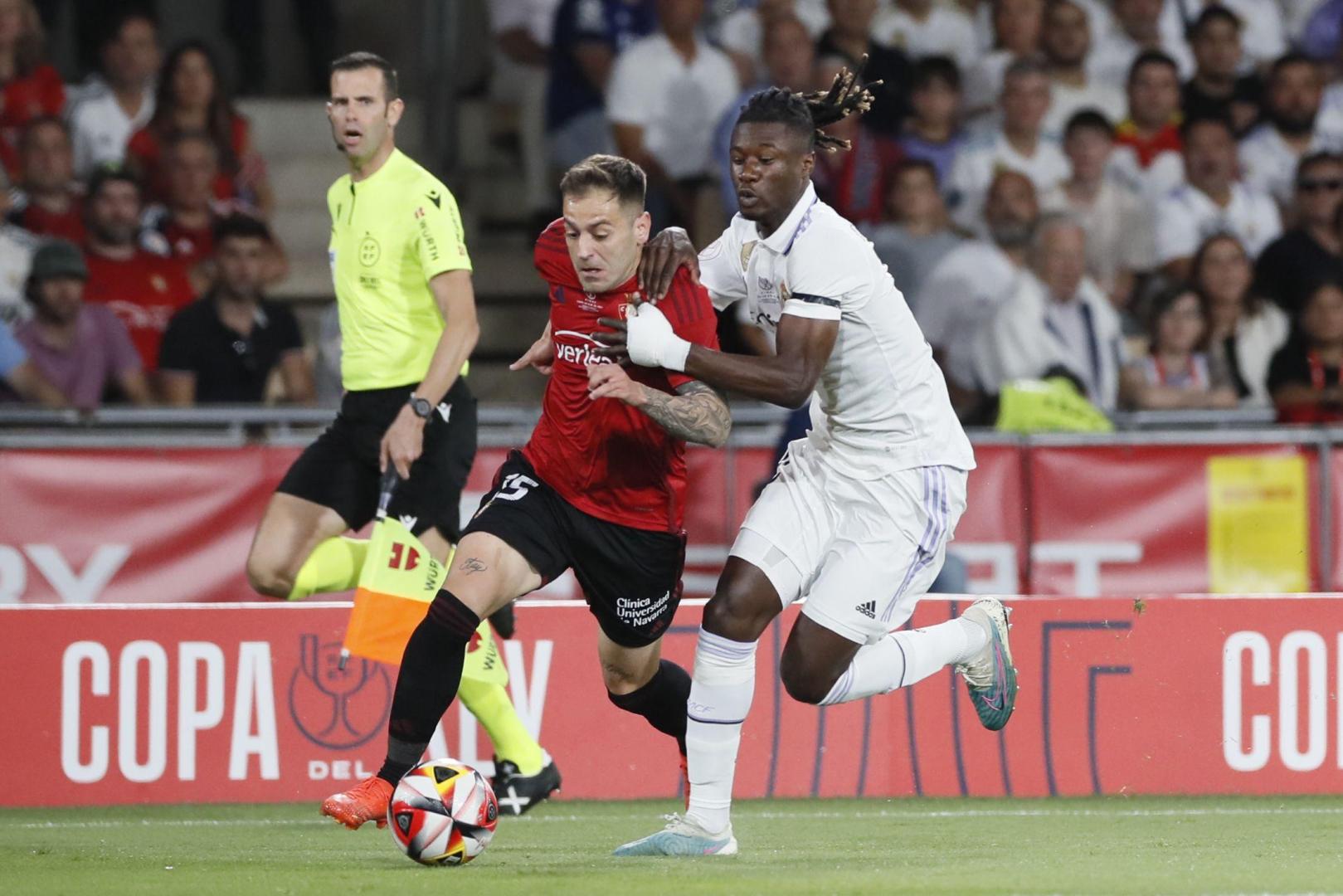 Rubén Peña se marcha de Camavinga en la final de Copa de Sevilla
