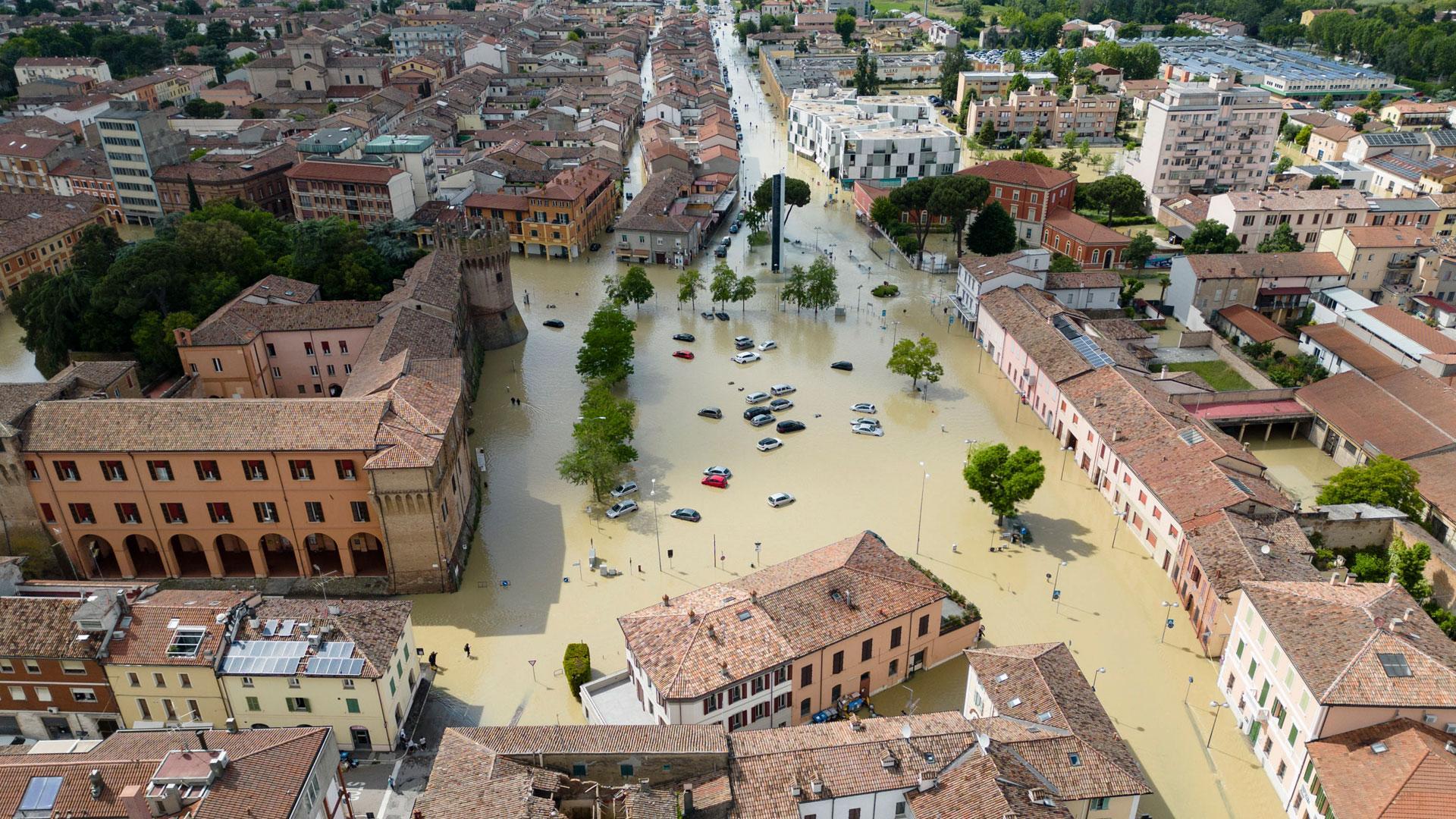 Una vista aérea muestra automóviles y edificios parcialmente sumergidos en el centro de Lugo, cerca de Rávena, por las inundaciones producidas en Emilia Romaña