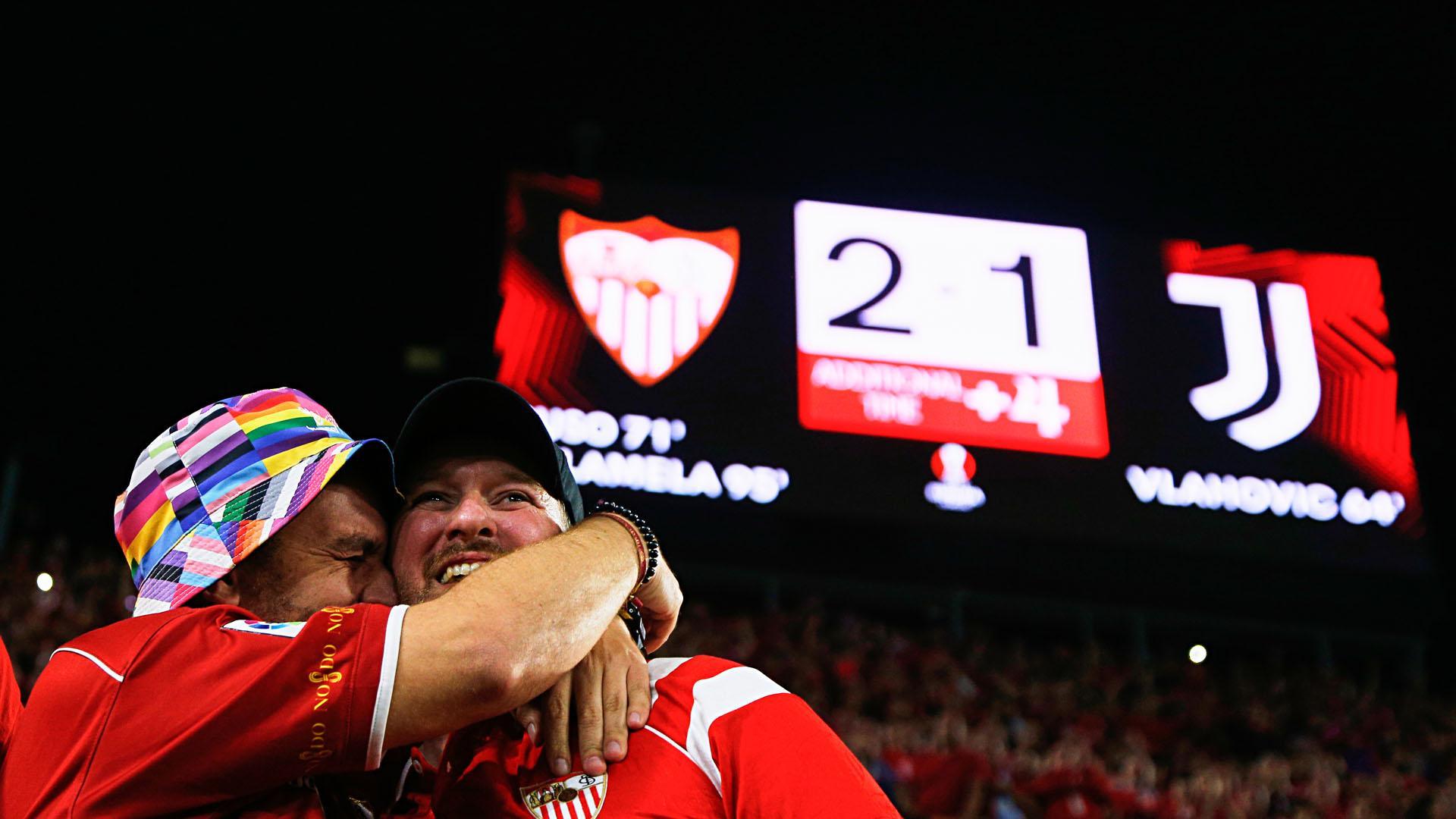 Seguidores del Sevilla celebran su victoria ante la Juve