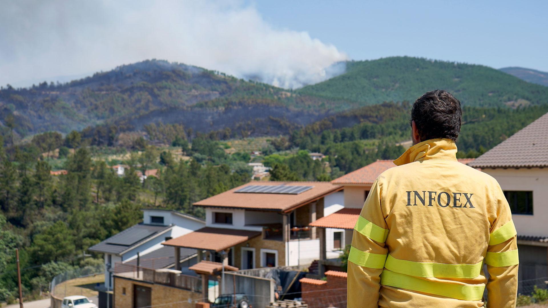 Un hombre observa el humo del fuego que afecta a la población de Pinofranqueado
