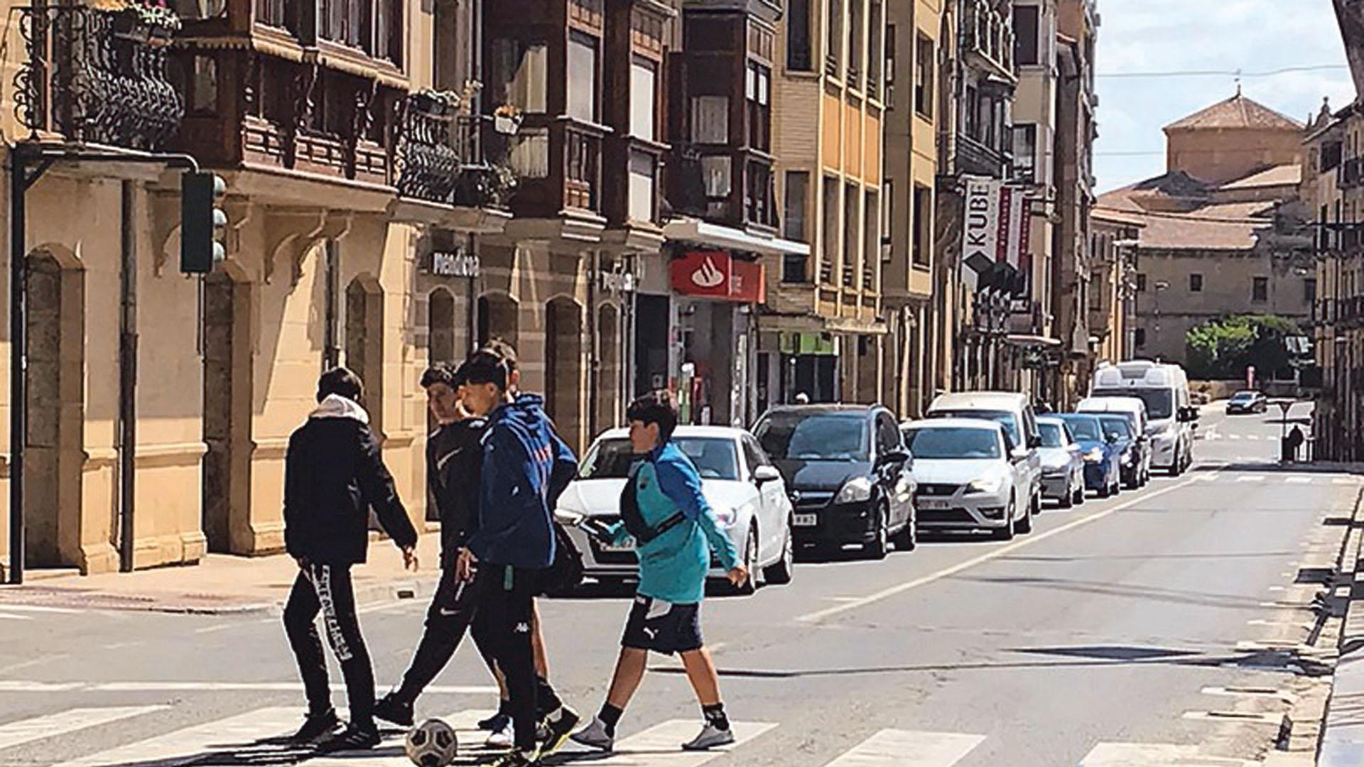 Cuatro jóvenes cruzan uno de los pasos de peatones que hay repartidos por la travesía, en los alrededores del colegio Escolapios