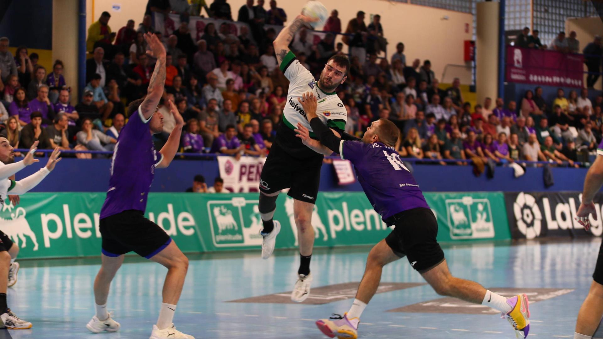 Un momento del partido entre Helvetia Anaitasuna y Guadalajara