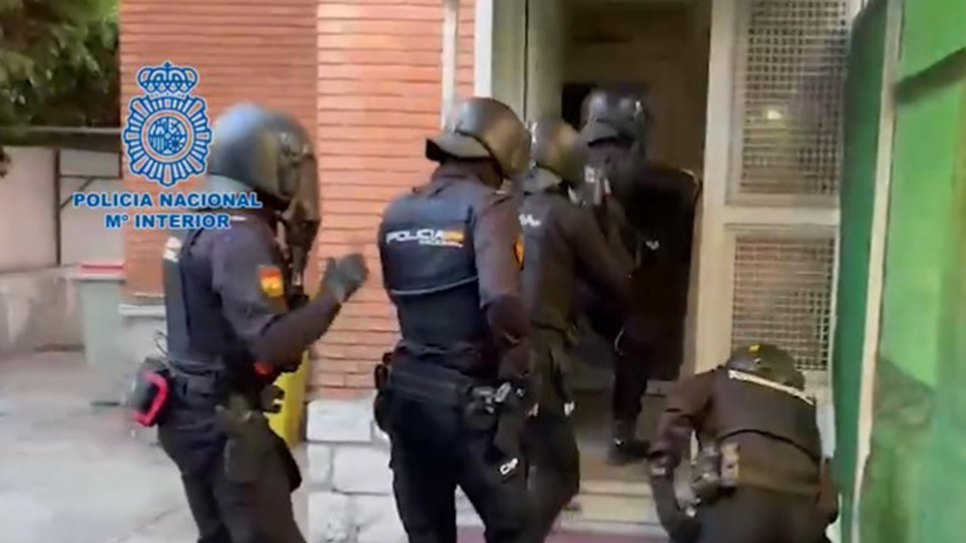 Agentes de Policía Nacional, durante la operación