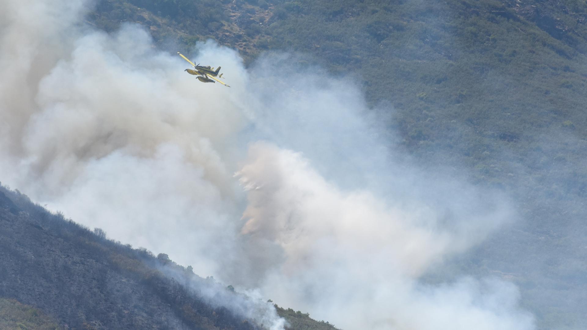 Labores de extinción del fuego en Las Hurdes