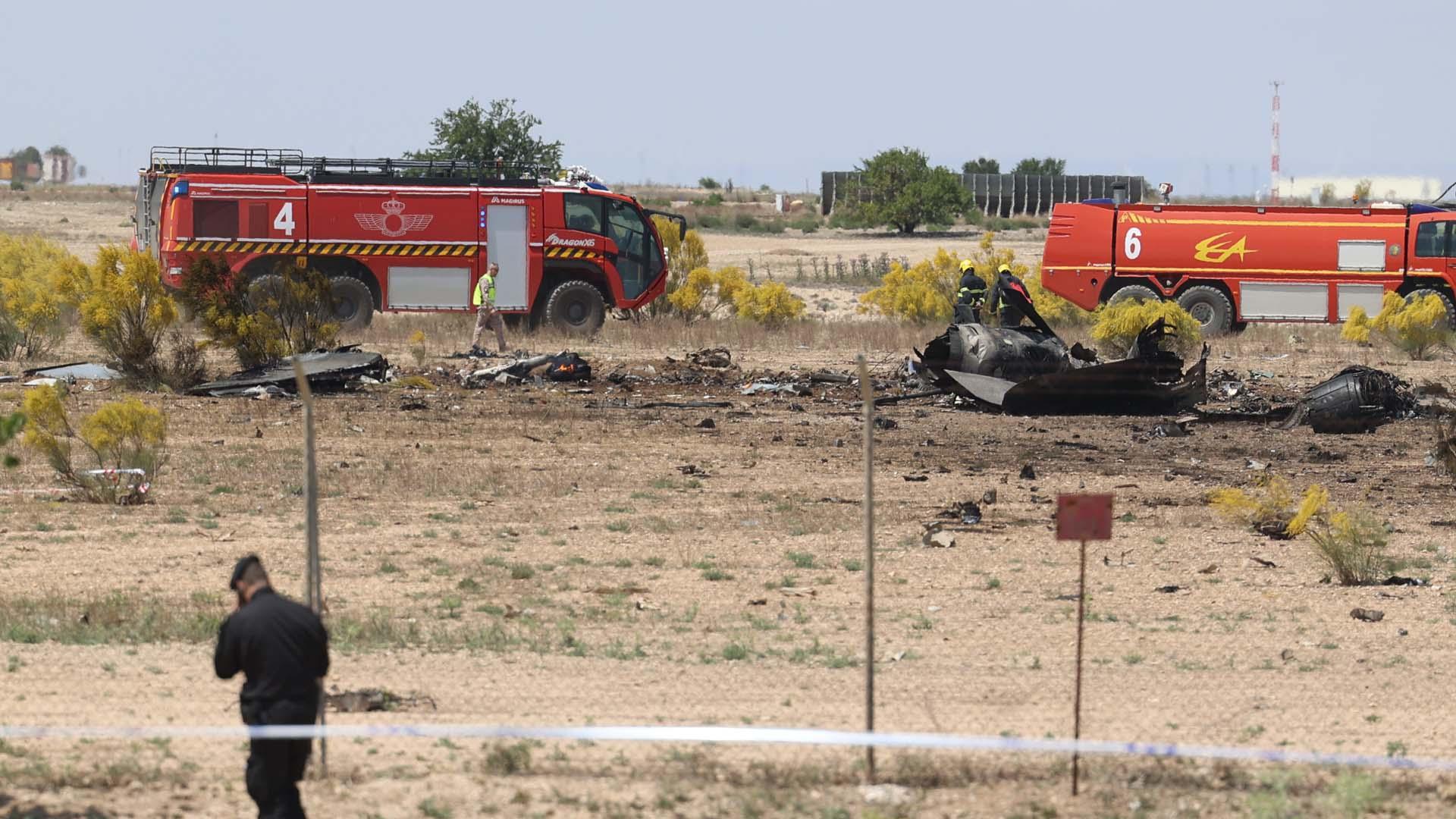 Coches de bomberos del Ejército del Aire alrededor de los restos del avión F-18 del Ejército del Aire que se ha estrellado esta mañana en la base aérea de Zaragoza