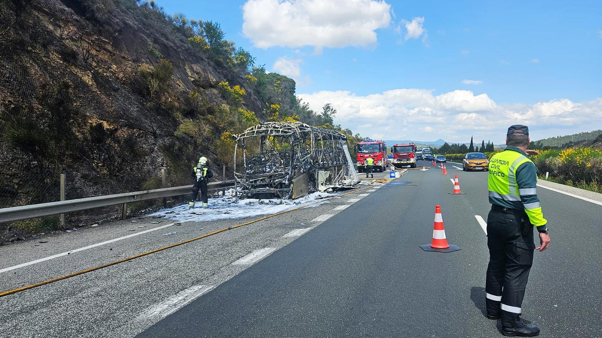Estado en el que quedó el autobús incendiado en la AP-15