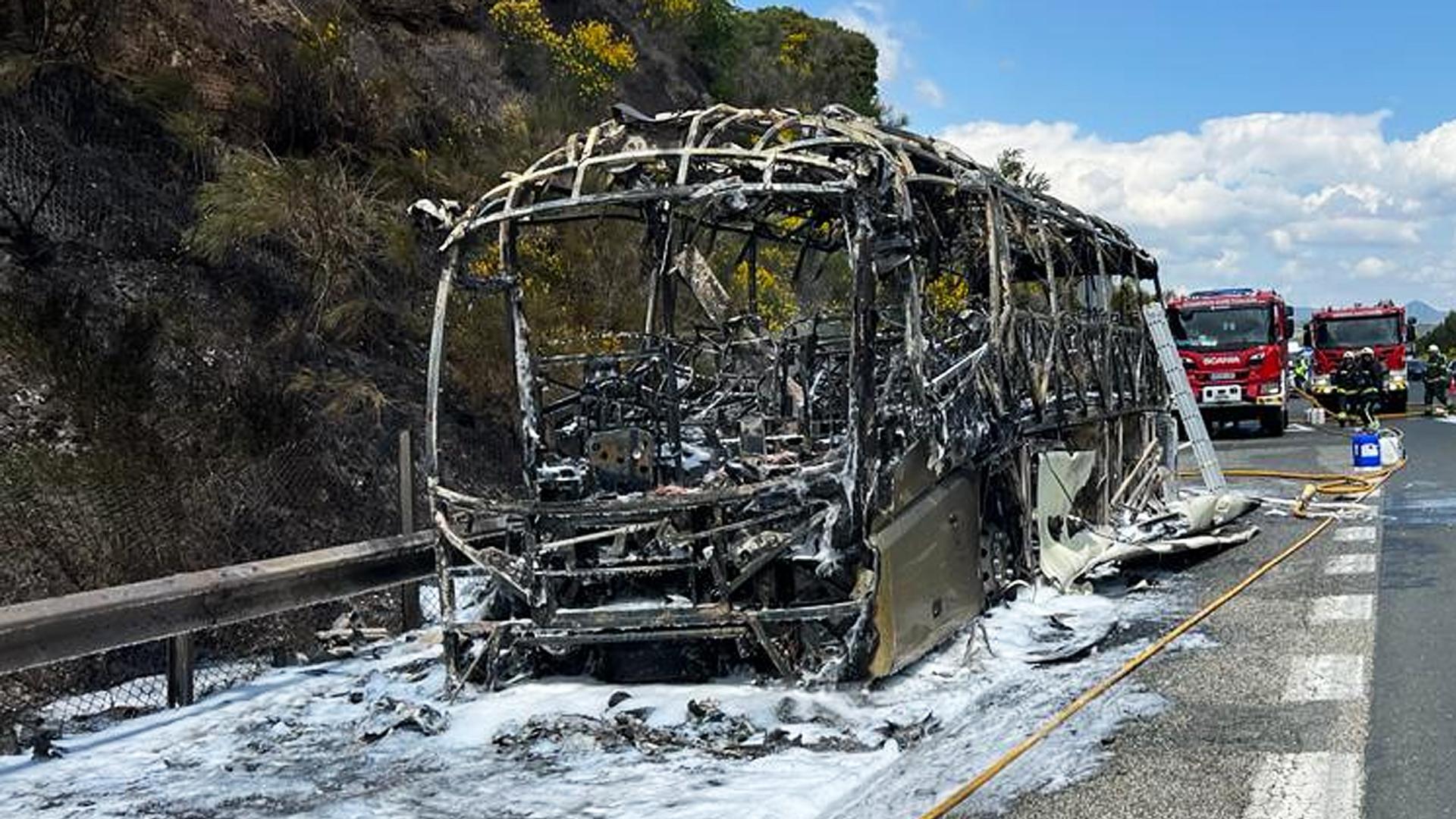 Vídeo con el incendio de un autobús que llevaba a 27 niños en la AP-15