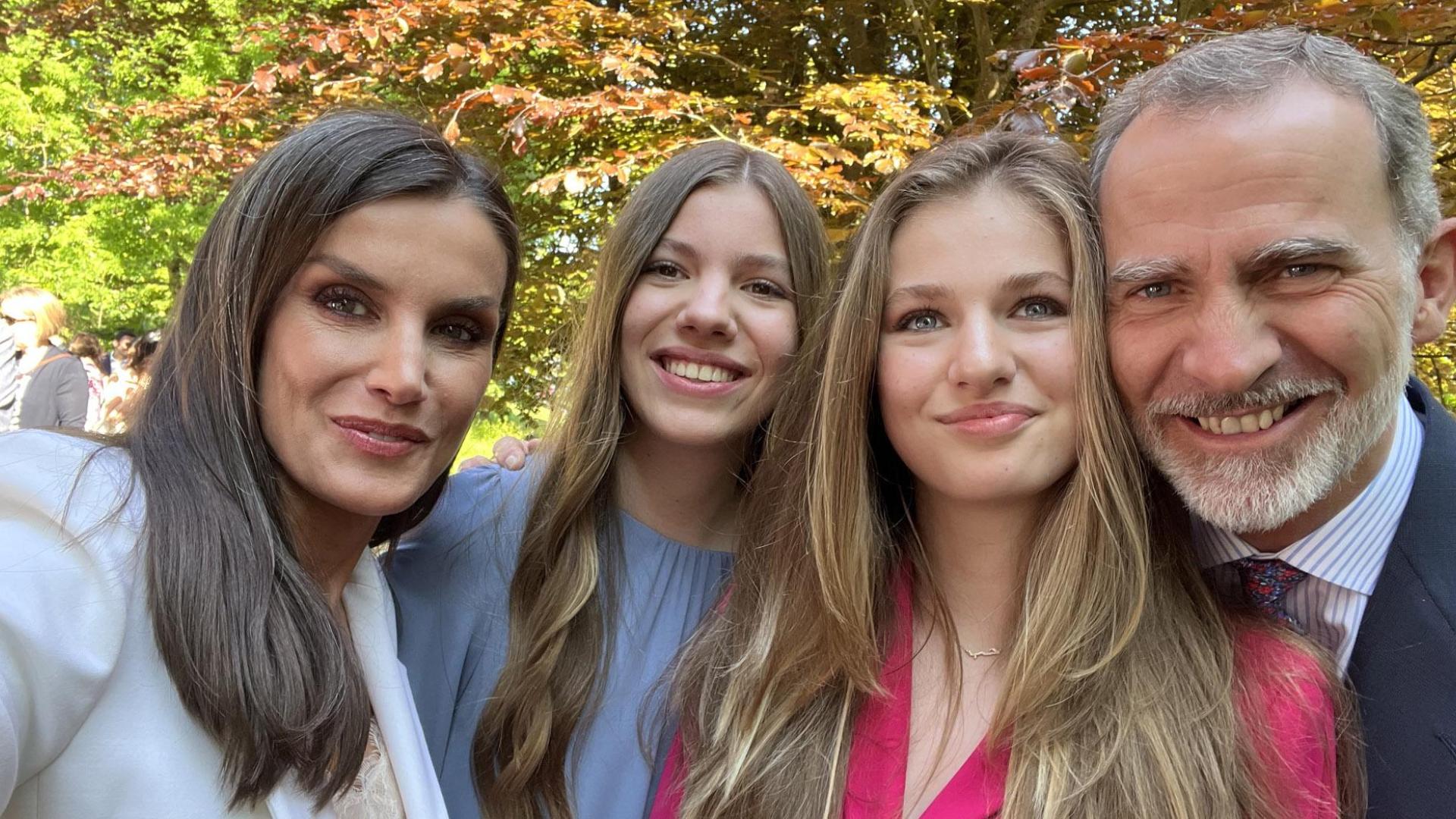 La reina Letizia ha hecho un selfie con la infanta Sofía, la princesa Leonor y el rey Felipe VI