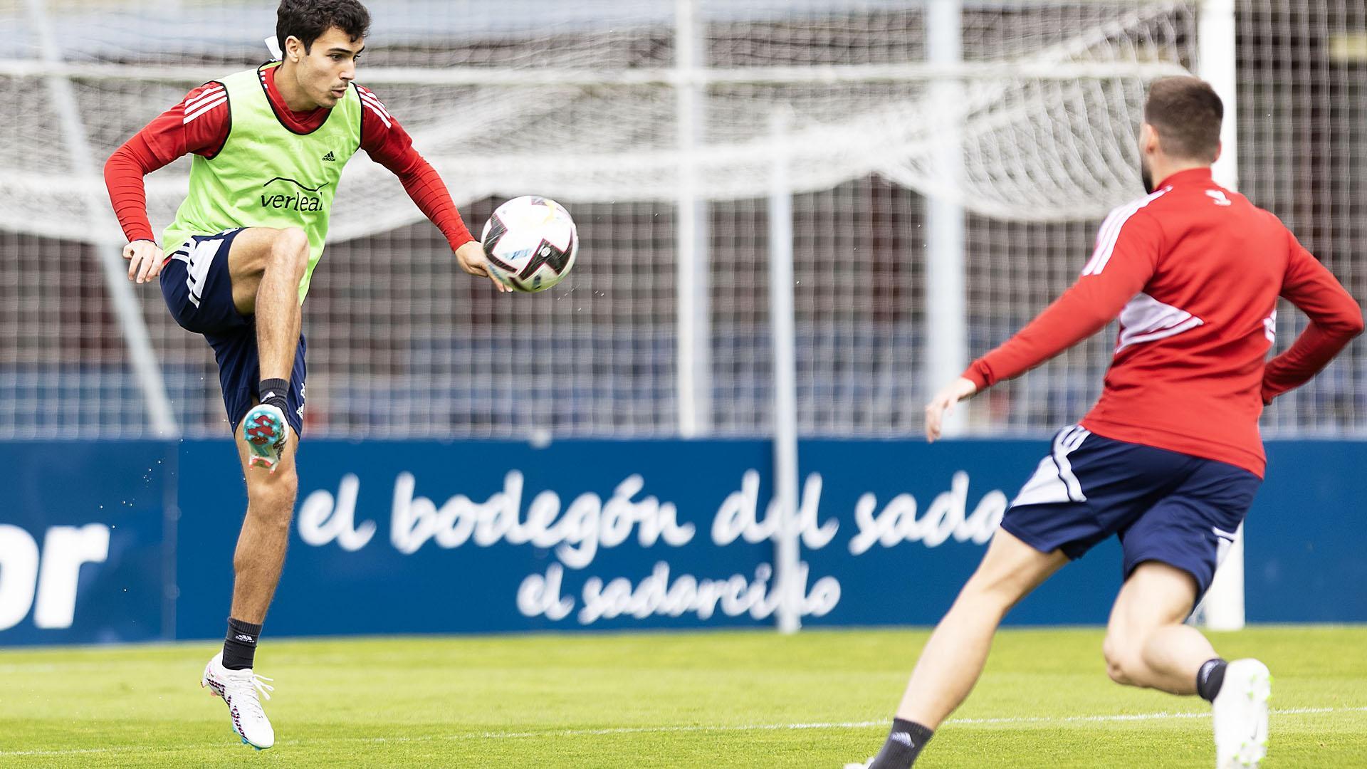 Manu Sánchez controla el balón ante la presión de Moncayola durante el entrenamiento de este sábado