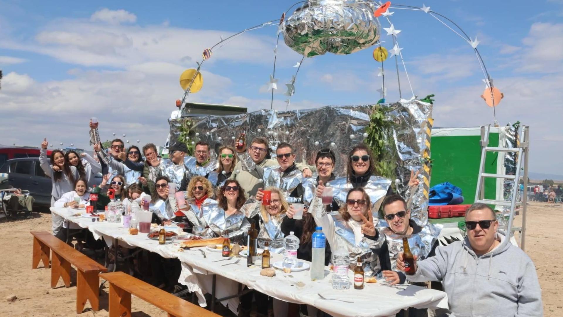 Los integrantes de la carroza ganadora, 'La Cocherilla: odisea en la Cruceta', posaron juntos.