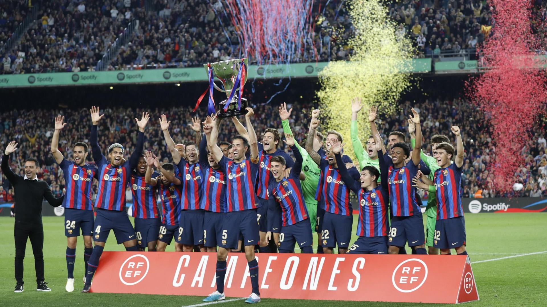Los jugadores del Barcelona, con el trofeo de campeones de Liga