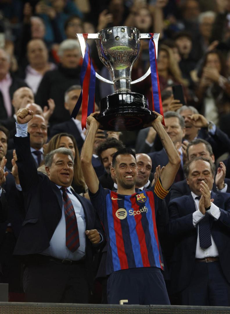 El capitán del Barcelona, Sergio Busquets, levanta el trofeo de campeón de Liga
