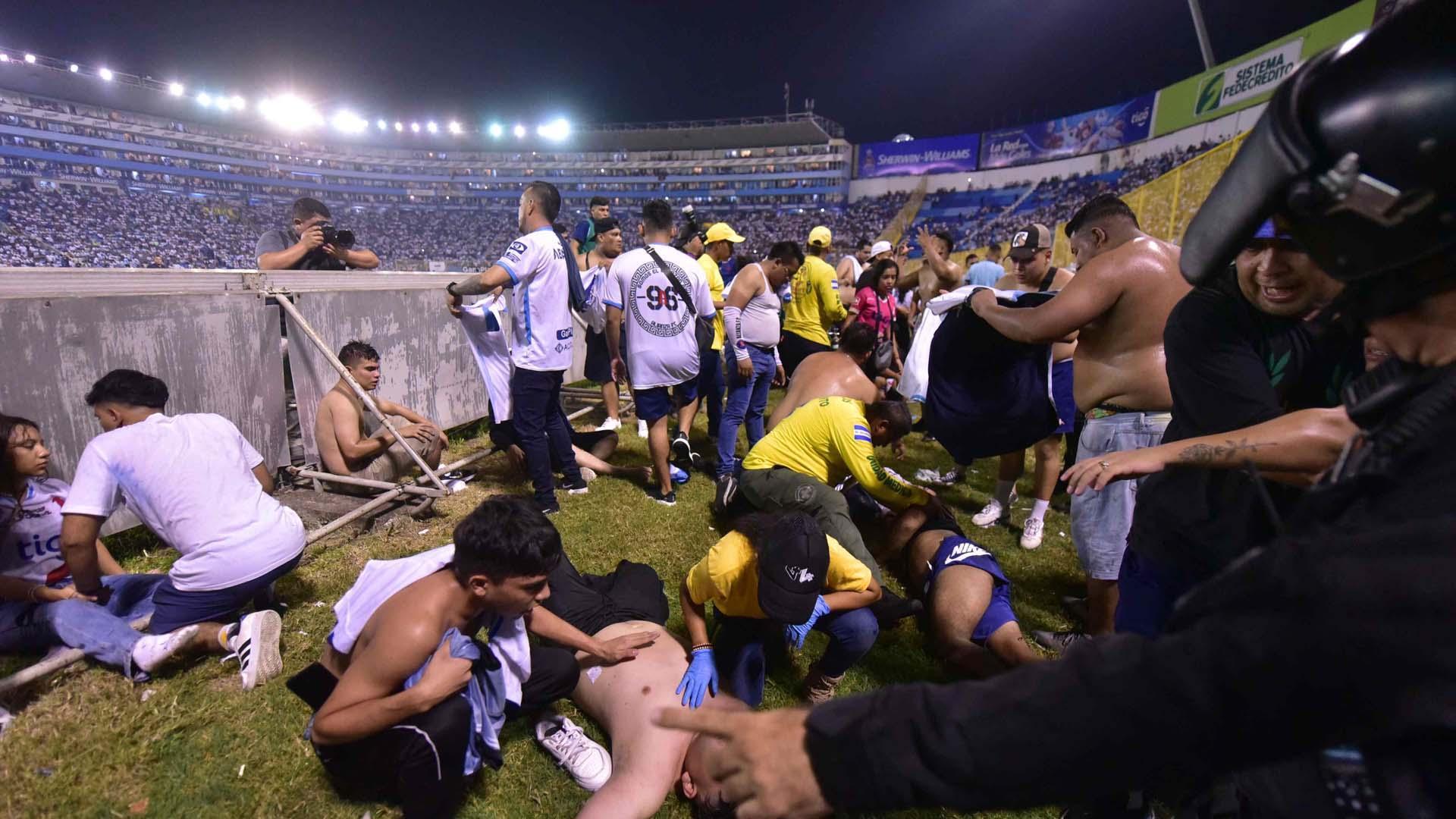 Primeros momentos de auxilio a las personas heridas a causa de la estampida en el estadio Cuscatlán