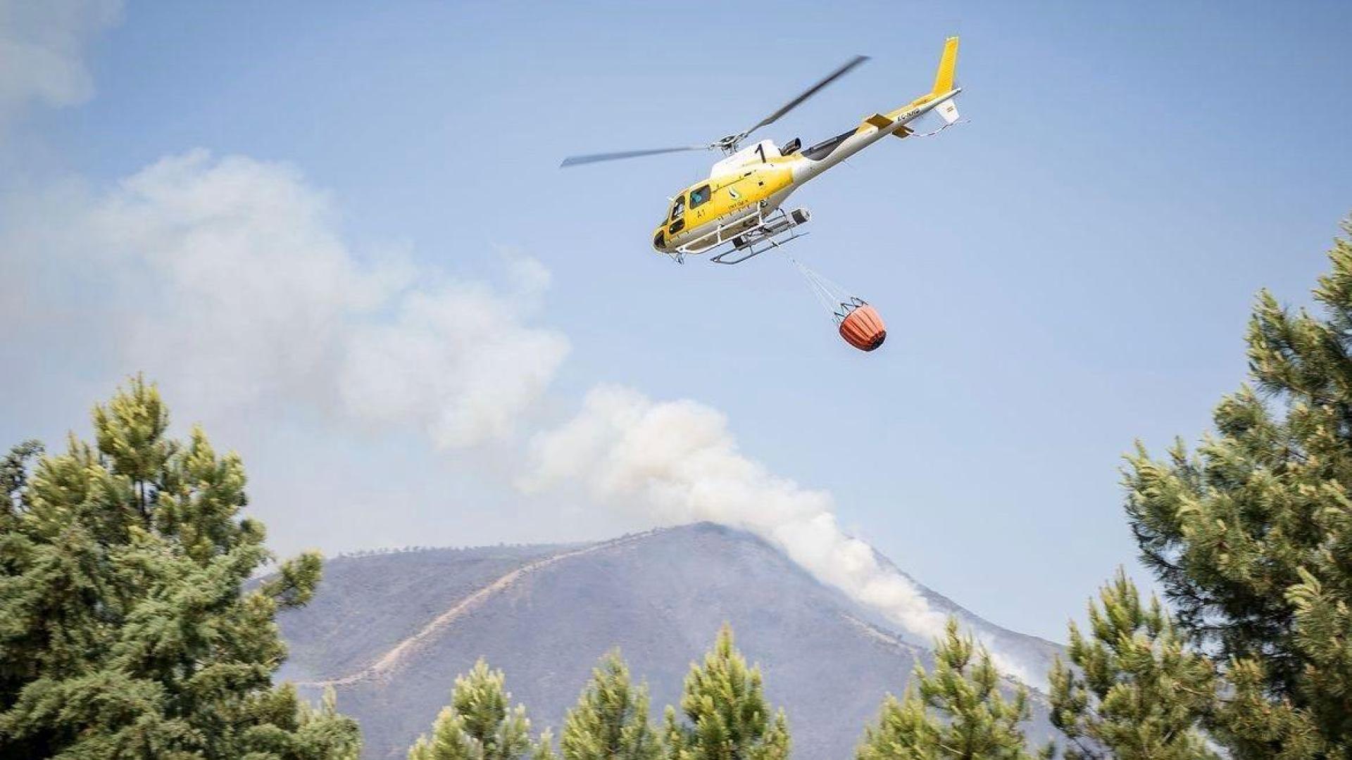 Un medio aéreo trabaja en el incendio de Las Hurdes y Gata.
JUNTAEX
20/05/2023