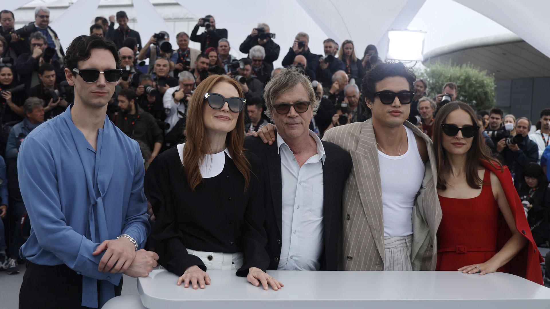 Cory Michael Smith, Julianne Moore, Todd Haynes, Charles Melton y Natalie Portman, en Cannes