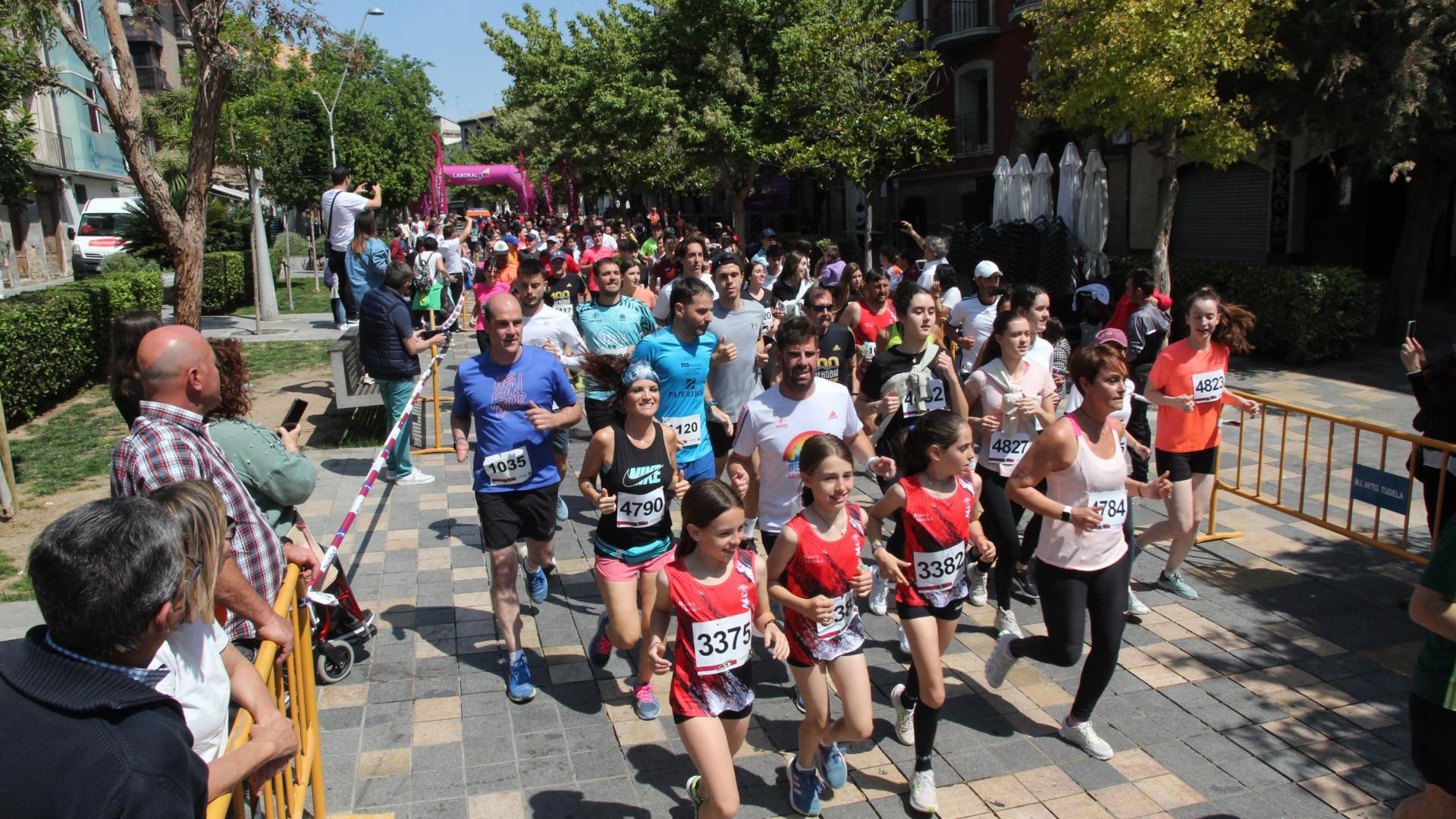 Los corredores, en el momento de la salida de la prueba absoluta desde la calle Herrerías
