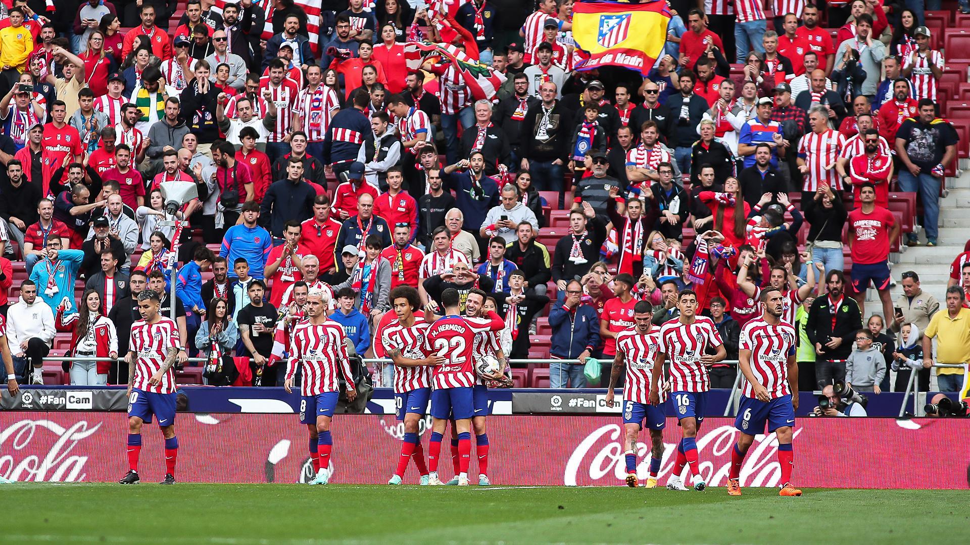 Los jugadores del Atlético de Madrid celebran con la grada uno de los tantos anotados contra Osasuna