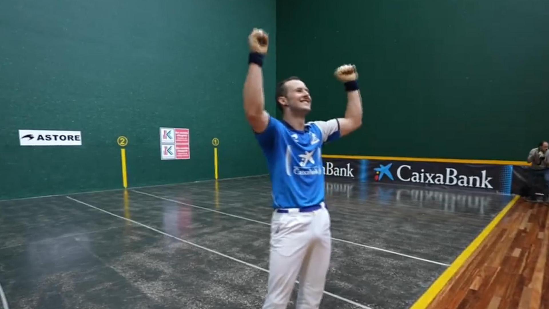 Elordi celebra su victoria en semifinales del Manomanista