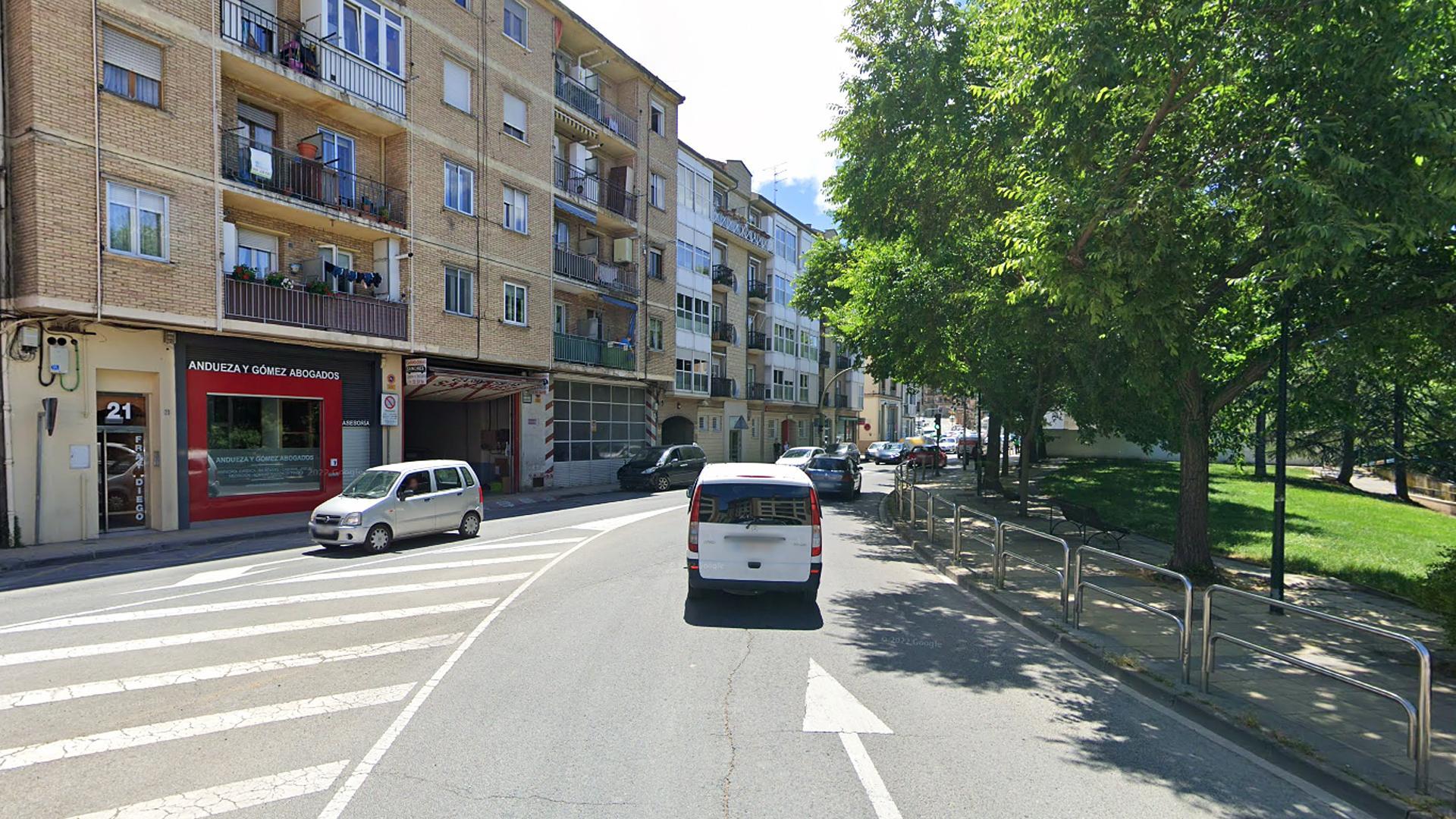 Tráfico en el acceso a la calle Fray Diego de Estella