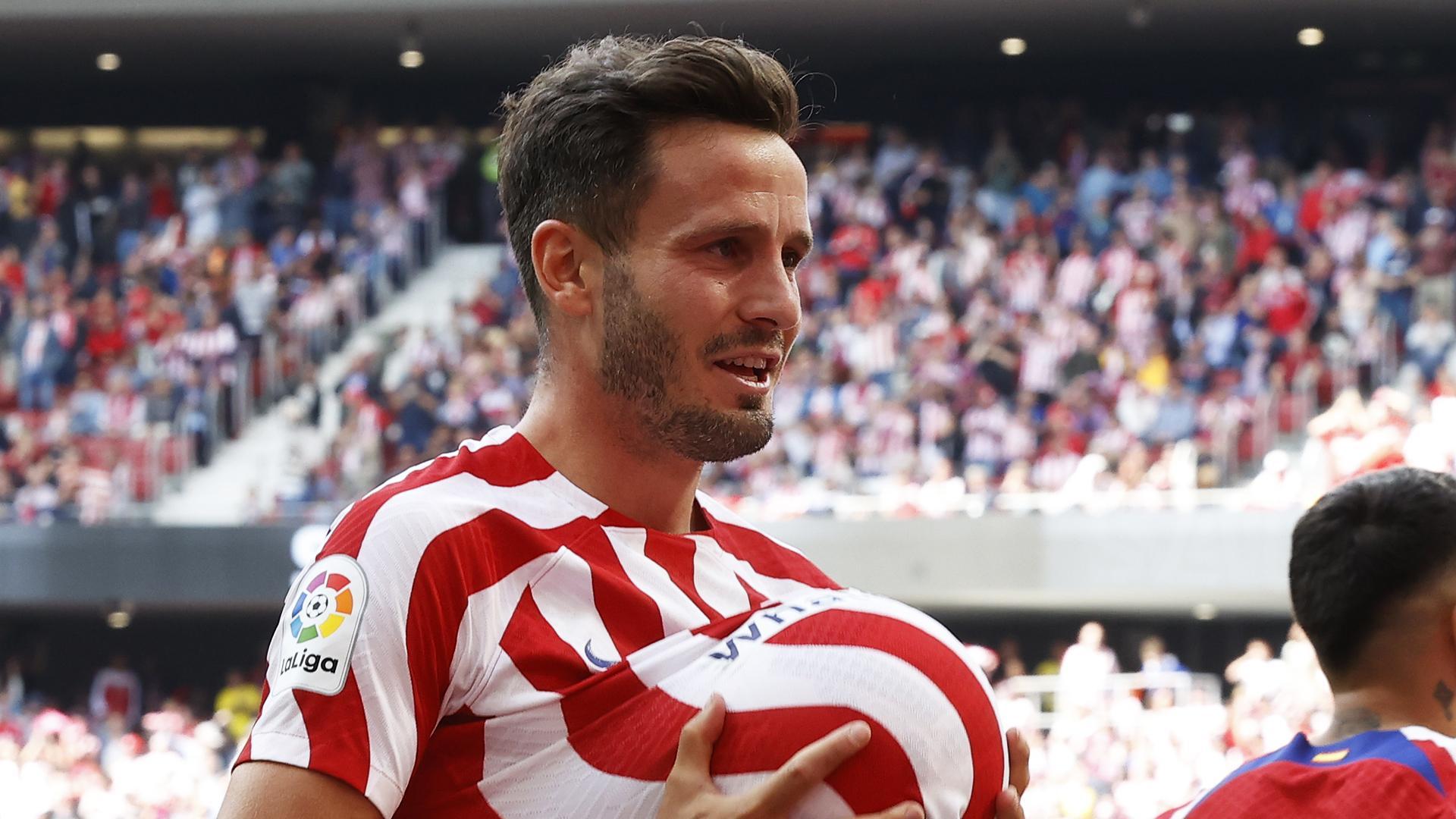 Saúl Ñiguez esconde el balón bajo la camiseta tras marcar contra Osasuna