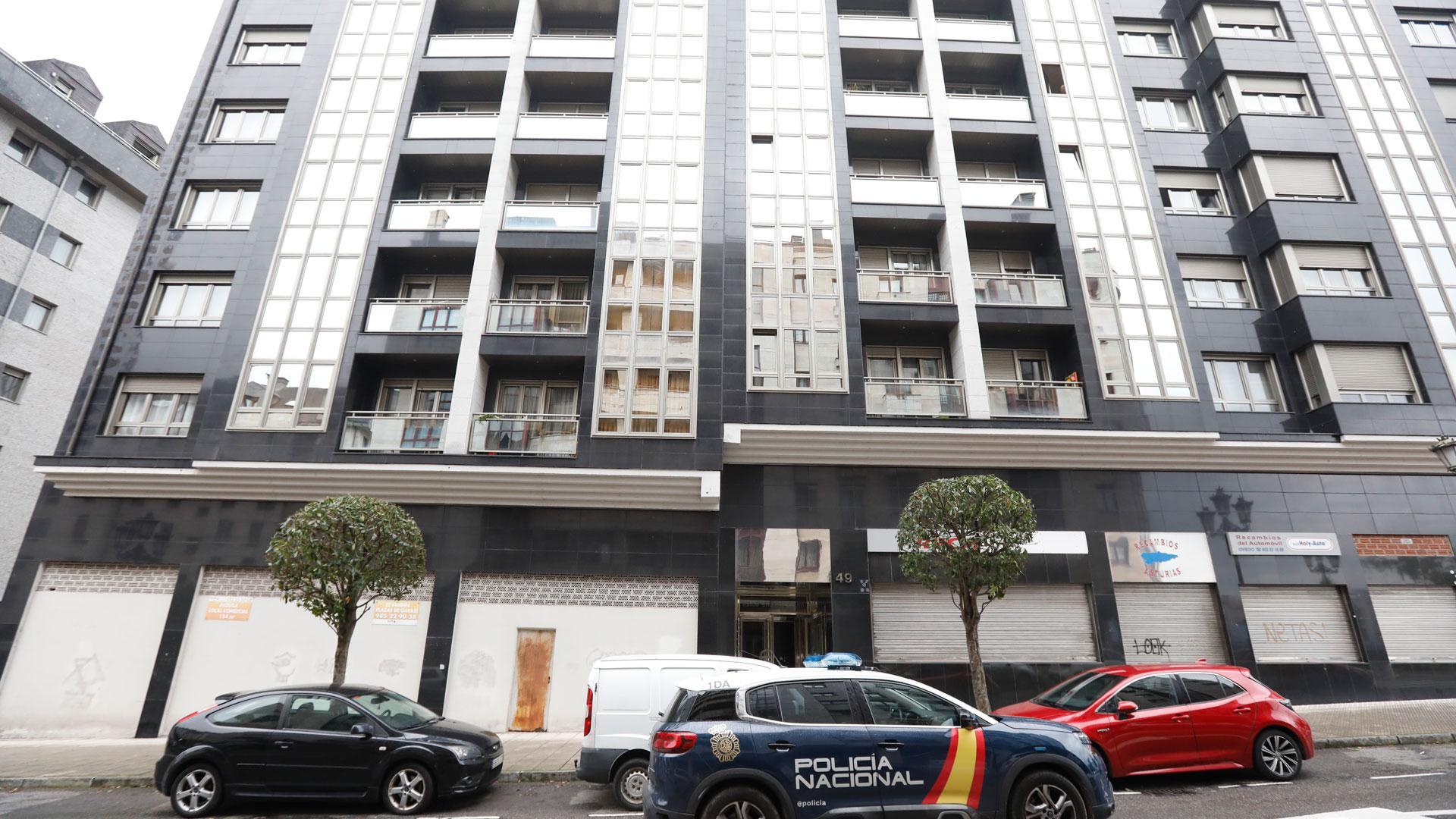 Edificio donde dos niñas mellizas de 12 años murieron tras precipitarse por el patio de luces en Oviedo
