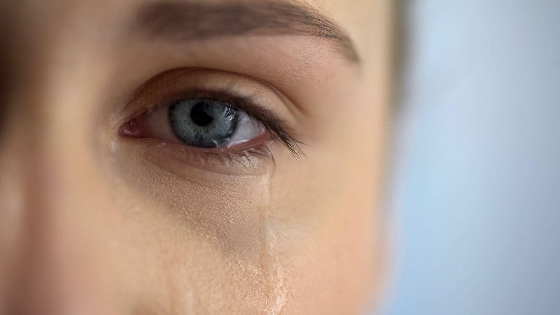 La liberación de lágrimas emocionales implica la interacción de mecanismos cognitivos, psicobiológicos y socioculturales