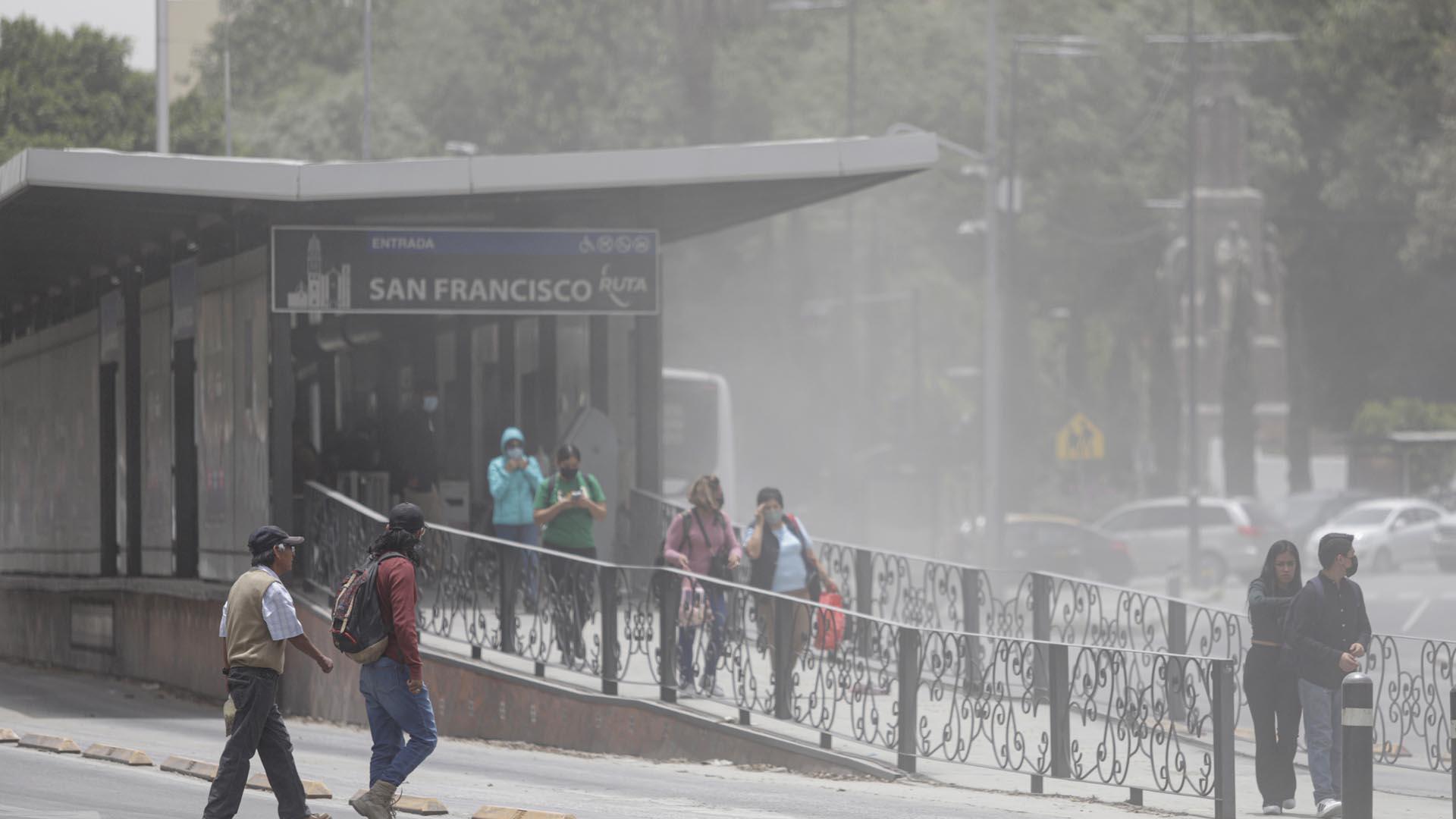 Transeúntes caminan entre la ceniza ocasionada por la actividad del volcán Popocatépetl, en el estado de Puebla