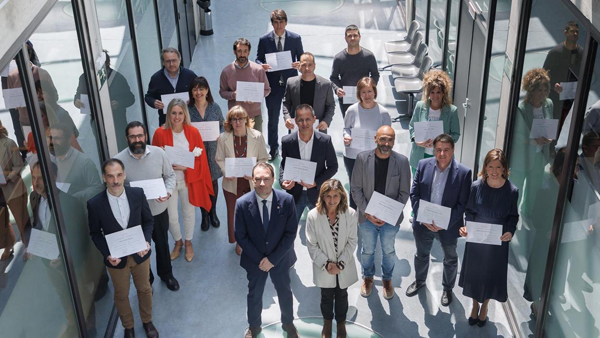 Foto de grupo del profesorado reconocido junto con el rector, Ramón Gonzalo, y la vicerrectora de Profesorado, Inés Olaizola