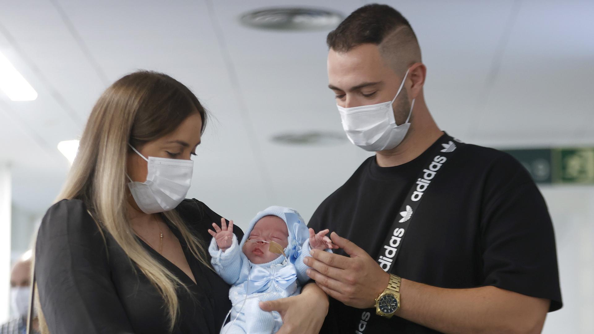 La pareja formada por Tamara y Jesús posan con su hijo, el pequeño Jesús