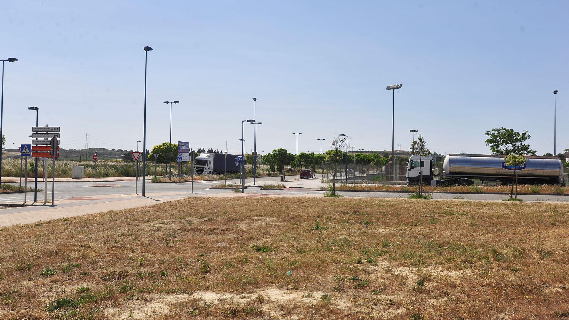 La zona de la AR-2, tras el campo de hierba artificial, se señalizará para aparcar camiones