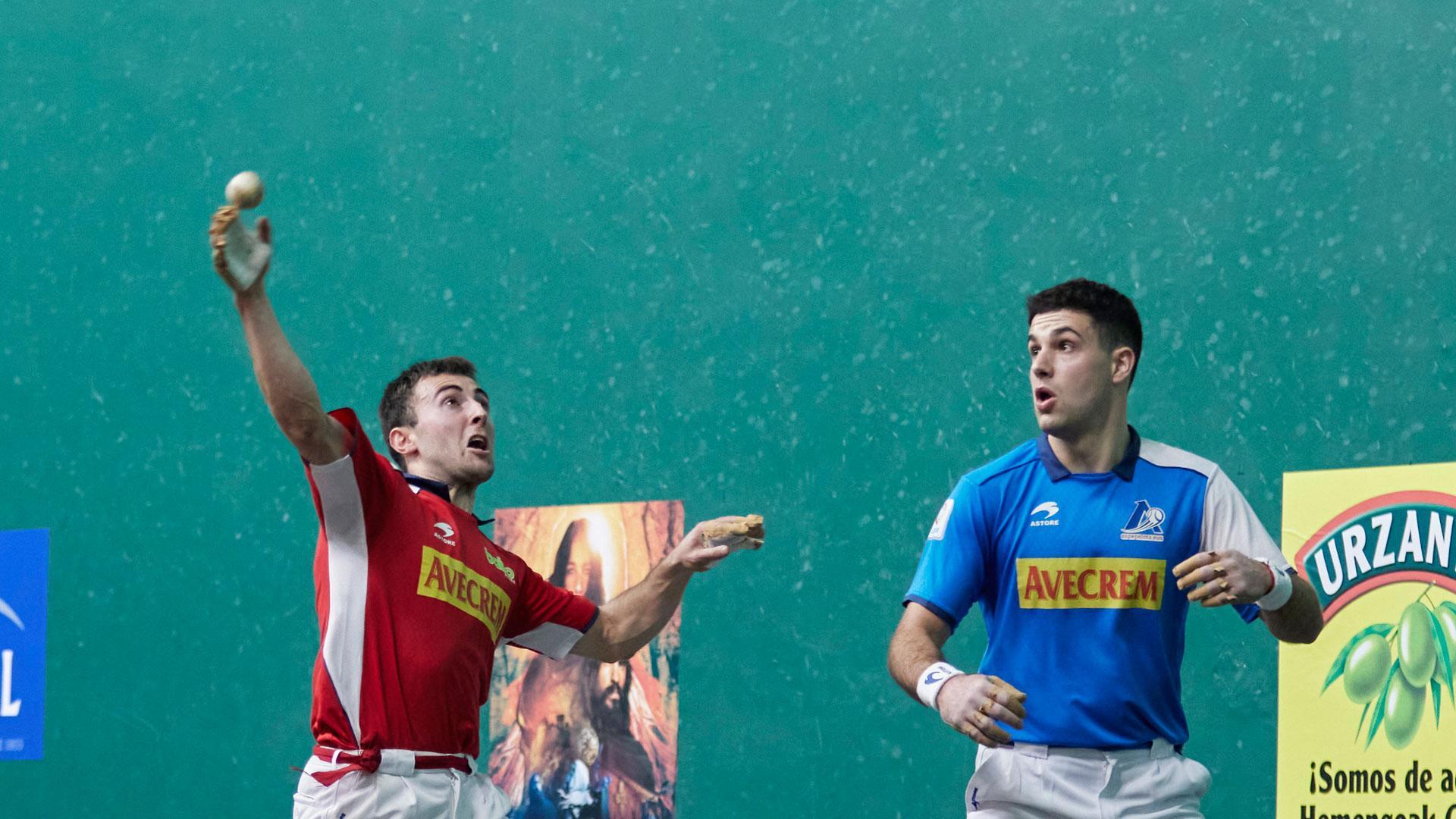 Joanes Bakaikoa golpea una pelota en un partido del Parejas de Promoción en el Labrit