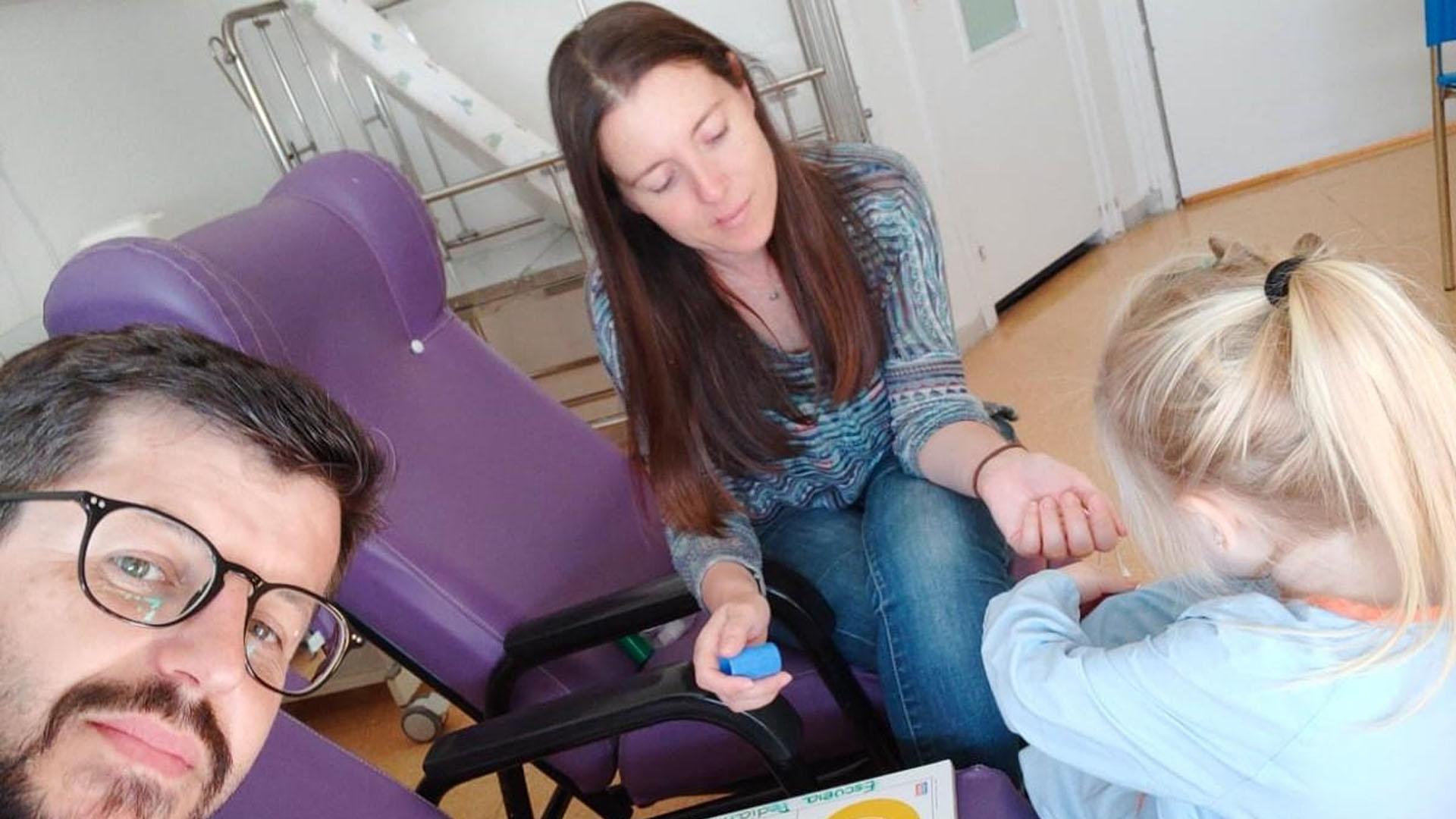 Leire, junto a sus padres en el Hospital de Jerez