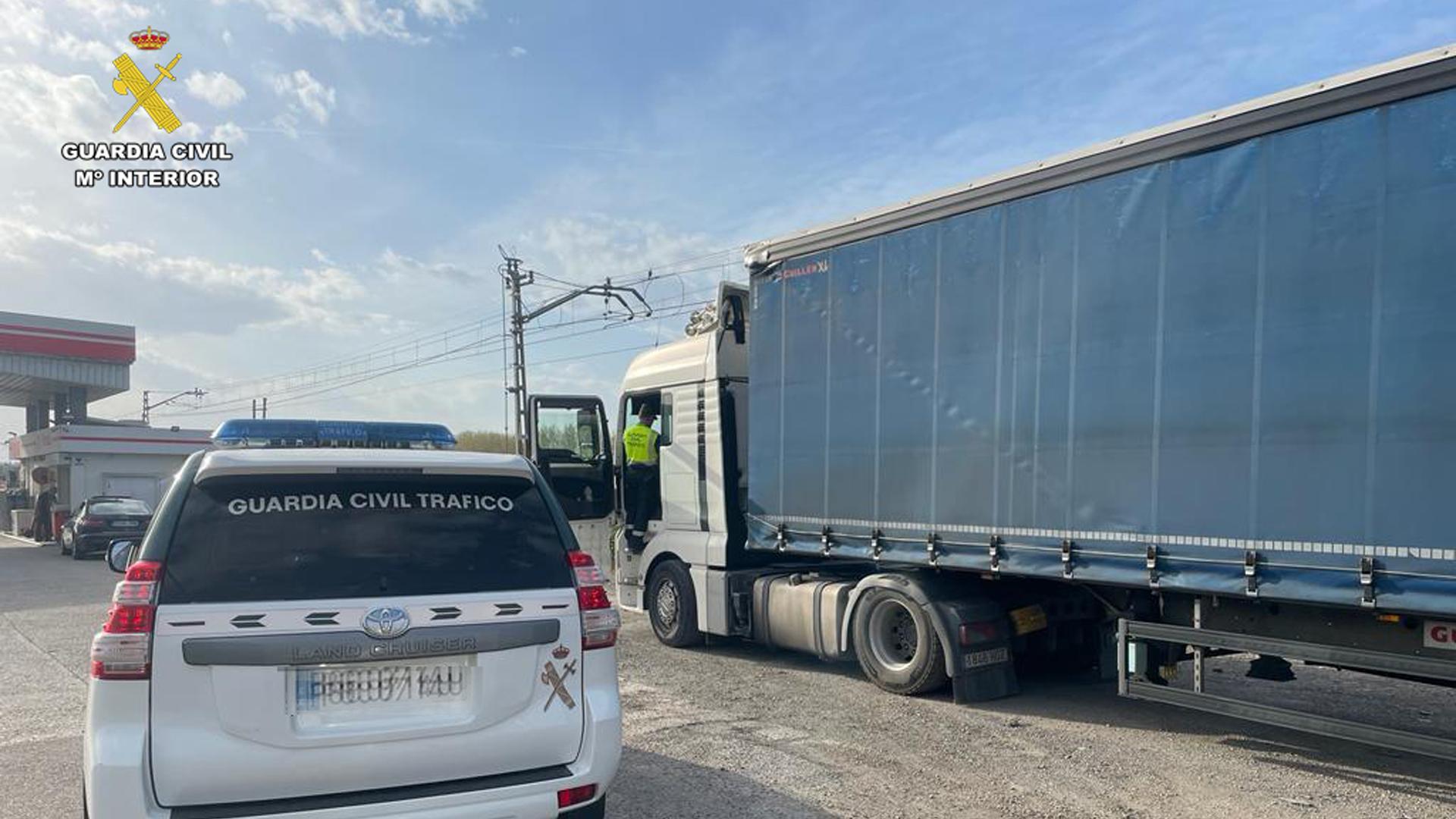 Una patrulla de la Guardia Civil, junto al camión de conductor interceptado por conducir ebrio y drogado en Agoncillo