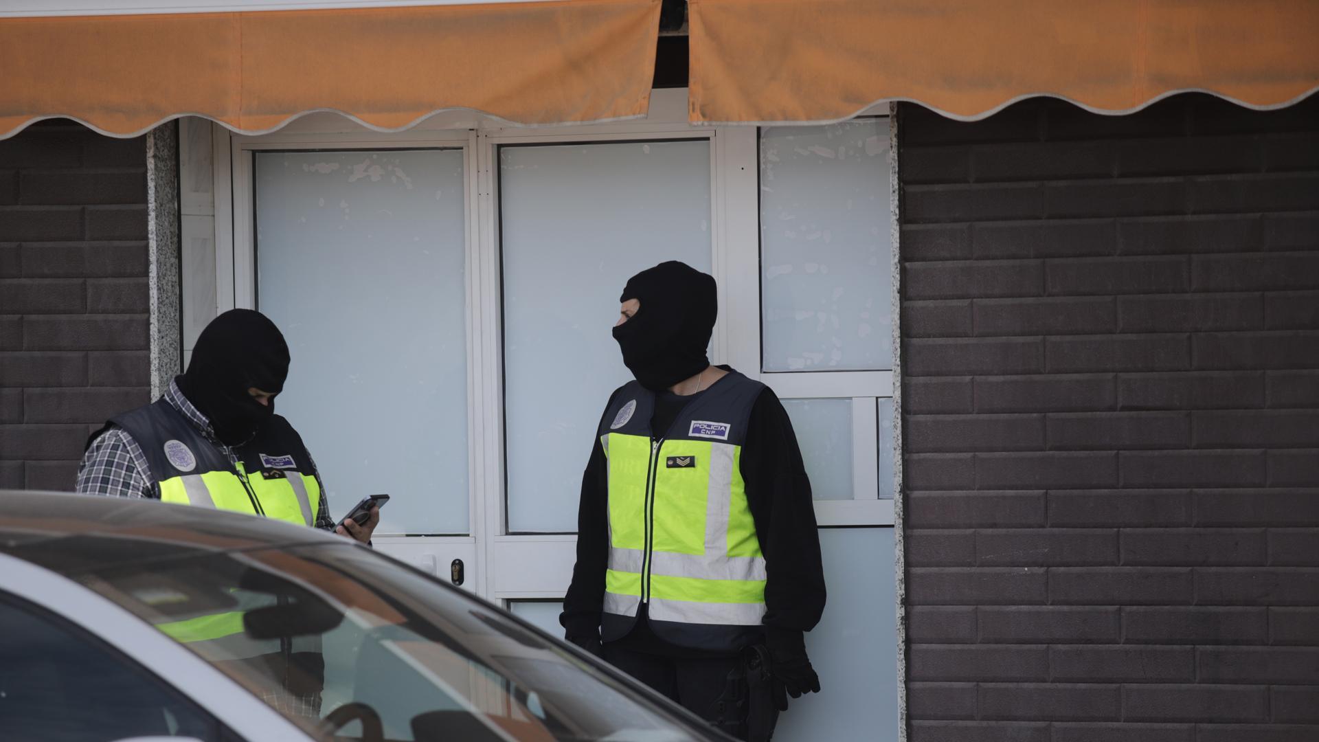 Dos agentes de la Policía Nacional, en la operación que se lleva a cabo en Melilla por el supuesto fraude electoral de votos por correo