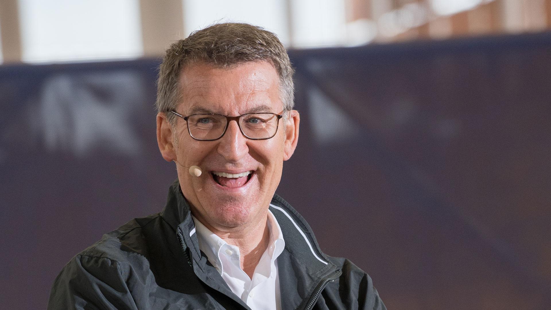 El líder del PP, Alberto Núñez Feijóo. durante un coloquio, en la Ciudad de la Raqueta