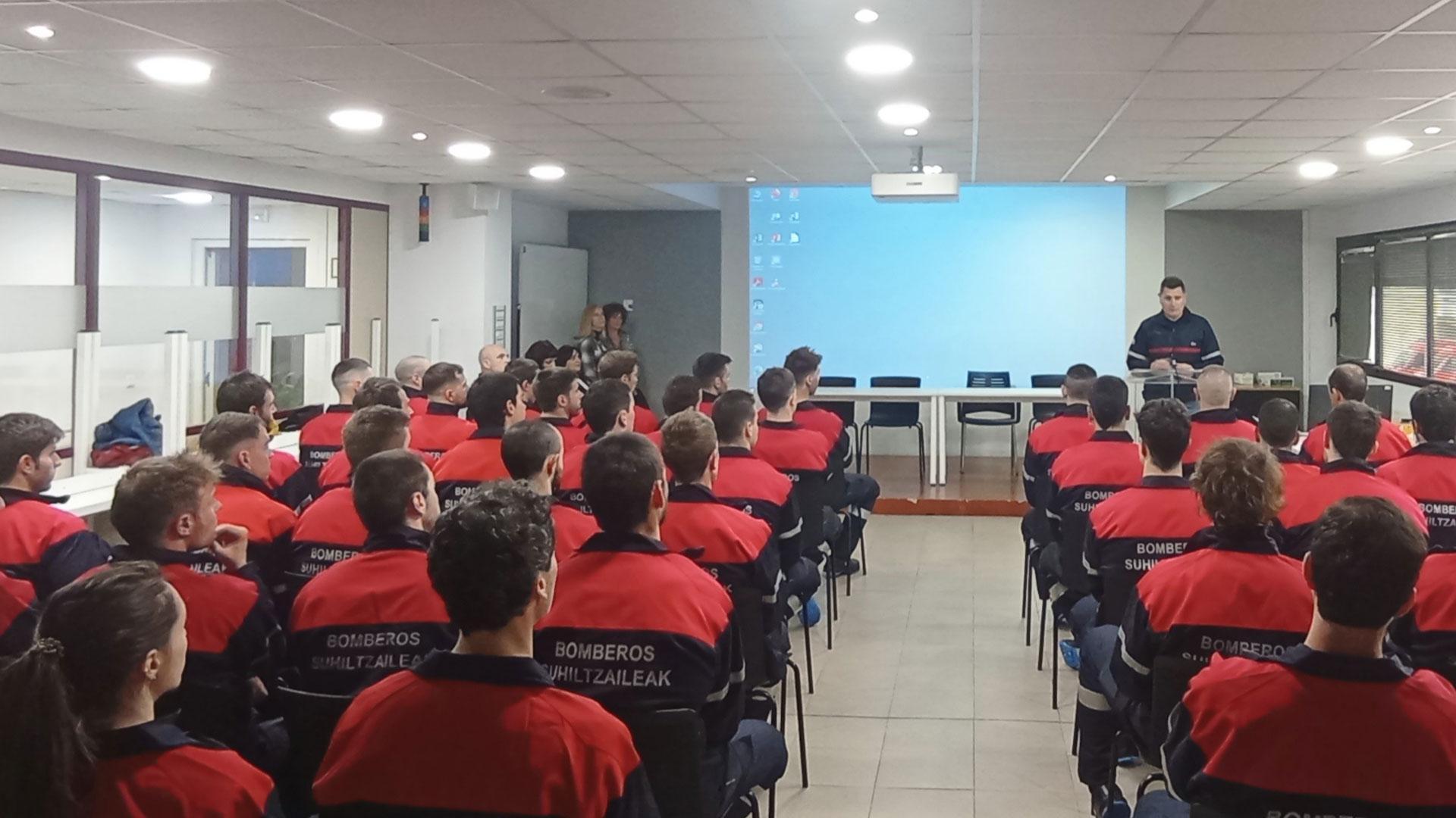 Participantes en el curso de Ingreso Básico de Bombero en la Escuela de Emergencias y Seguridad de Navarra