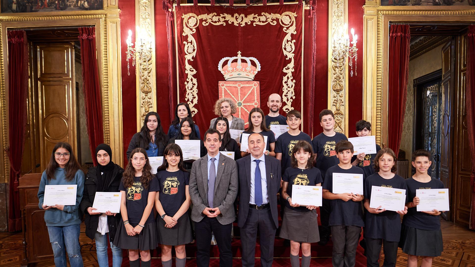 El consejero Irujo, junto al alumnado galardonado